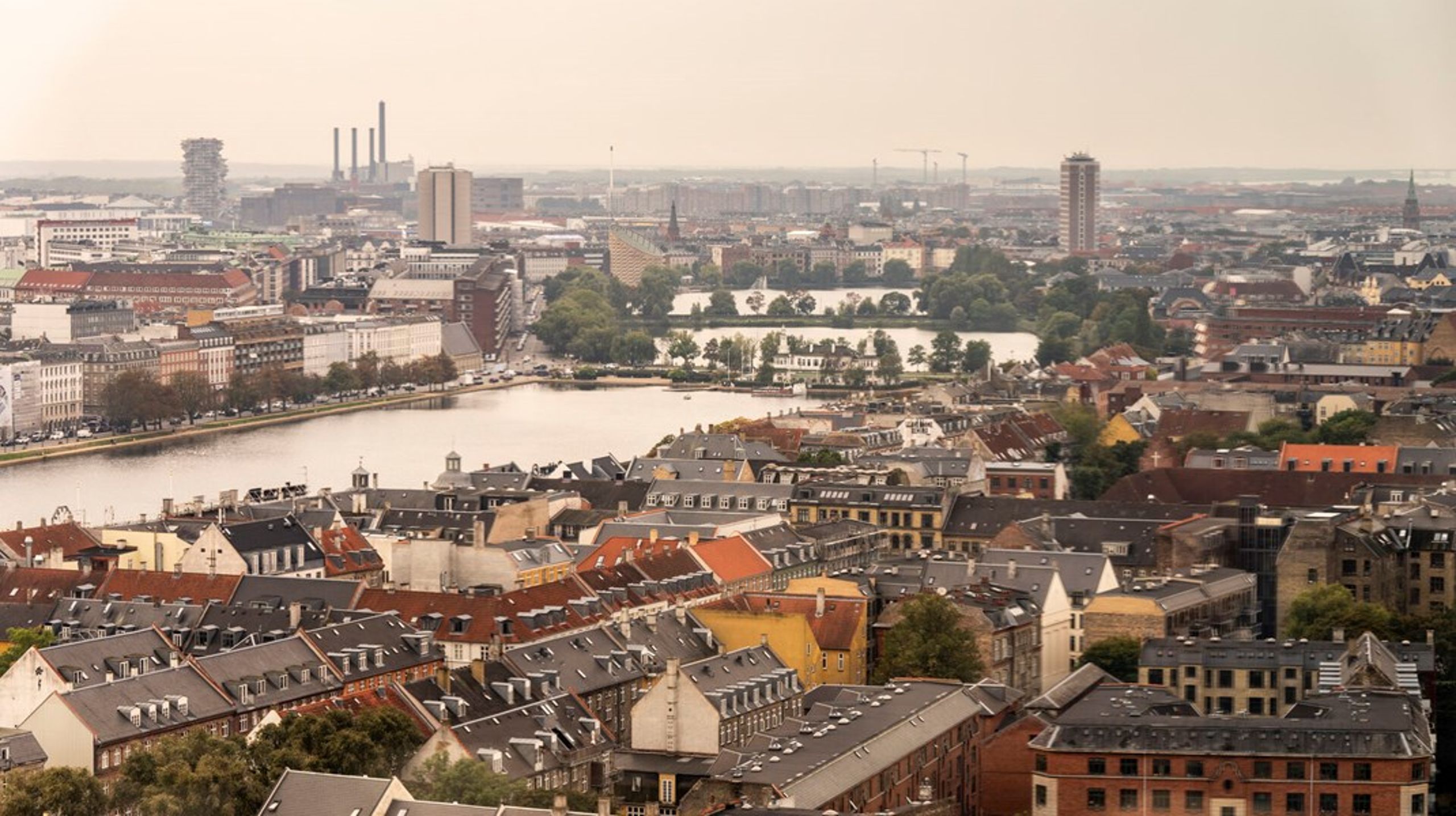 Regeringen og Folketinget må lytte til de almene boligorganisationer og andre aktører, der kan og vil opføre langt flere boliger, hvis de blot får lov, skriver Claus Højte.