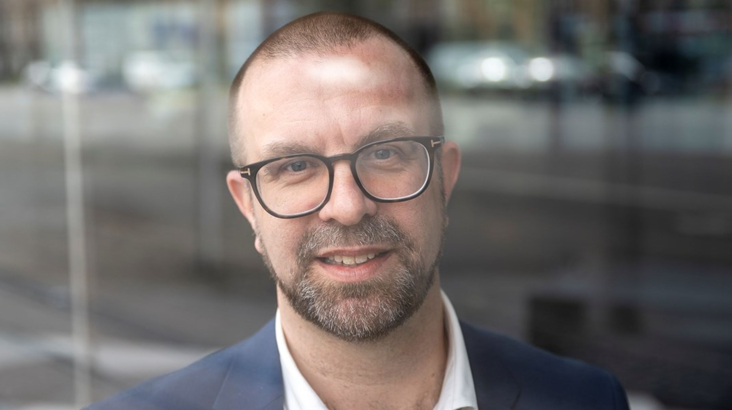 Jernbanen flytter mange mennesker hurtigere end andre transportformer dér, hvor mange bor, og den løser en del af trængslen omkring de store byer, som ikke kan løses med veje, skriver Hakon Iversen, branchedirektør, DI Transport.