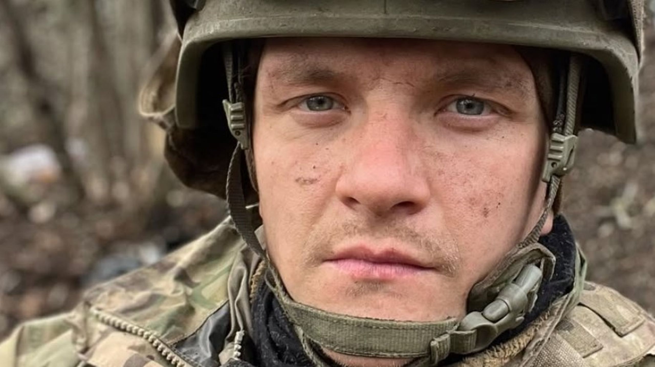 Øjnene fortæller, hvad de har set. Under kampene ved Bakhmut følte Roman Trokhymets sig som en af soldaterne fra skyttegravene under Første Verdenskrig. Men modsat dem havde han en mobiltelefon, så han kunne dokumentere det&nbsp;