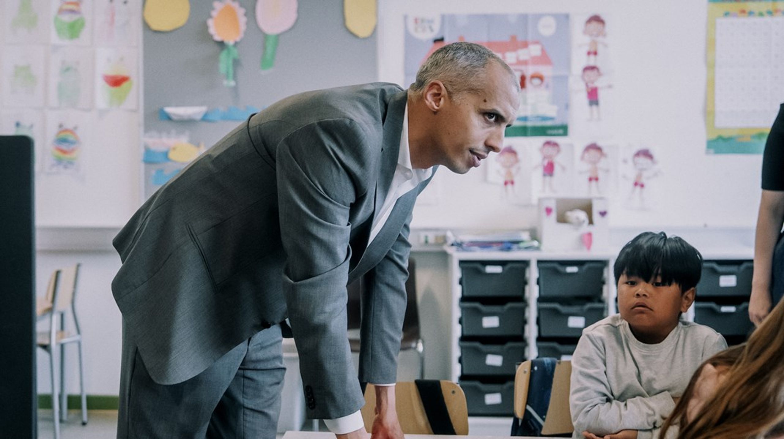 Kunstig intelligens er på kort tid blevet en del af vores arbejdsliv, studieliv og skoletid. Derfor skal vi lære at bruge teknologiens muligheder bedst muligt, skriver Niels Bertelsen.