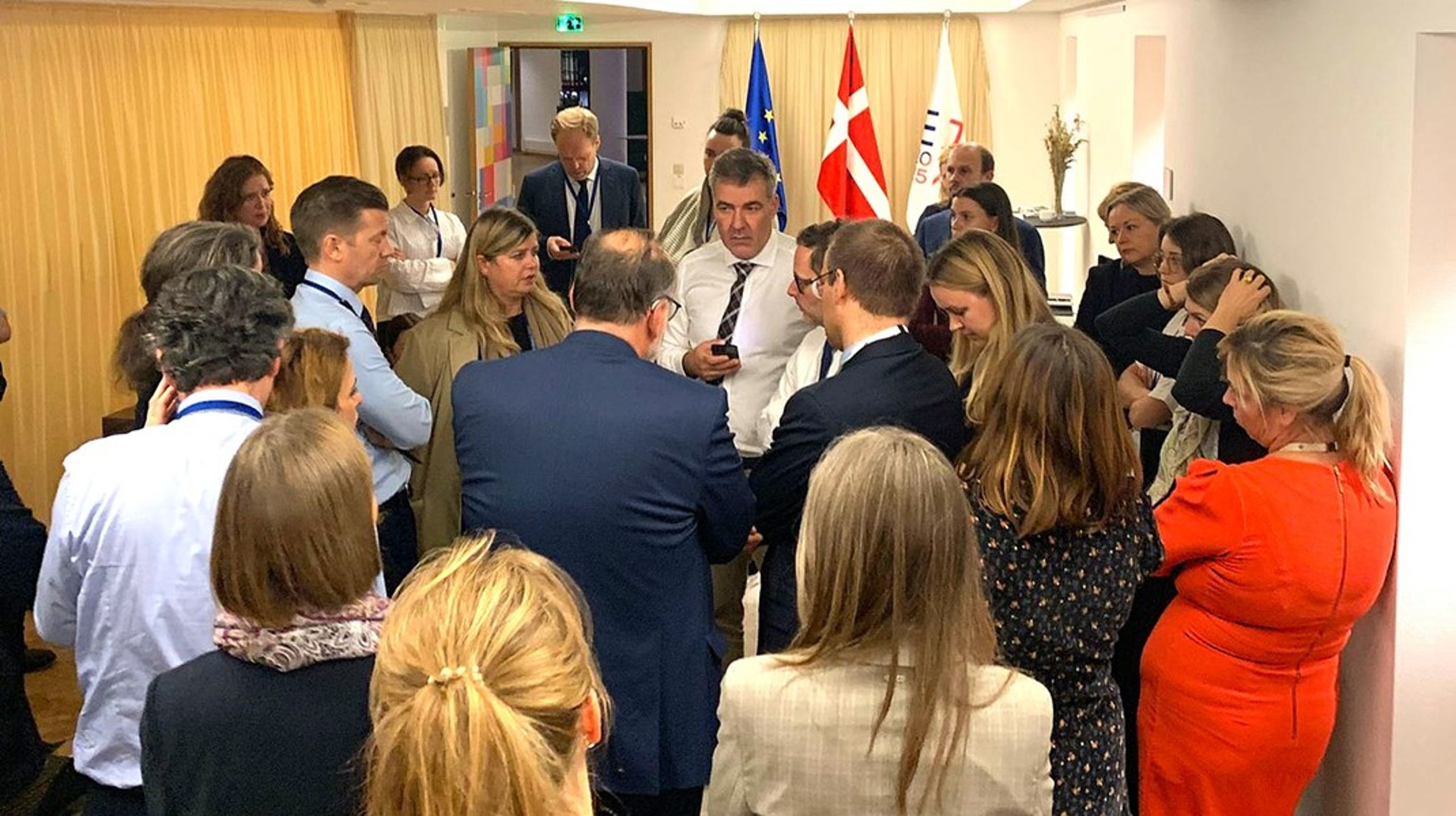 Klokken 01:12 natten
til onsdag samlede klima- og energiminister Lars Aagaard sine tropper i EU's rådsbygning i Bruxelles for at drøfte de svære forhandlinger om et nyt klimamål, der kom til at
vare hele natten. Til højre for ham står ambassadør Søren Jacobsen. De to
er omringet af det danske forhandlingsteam og eksperter fra EU-Kommissionen og
Ministerrådet.