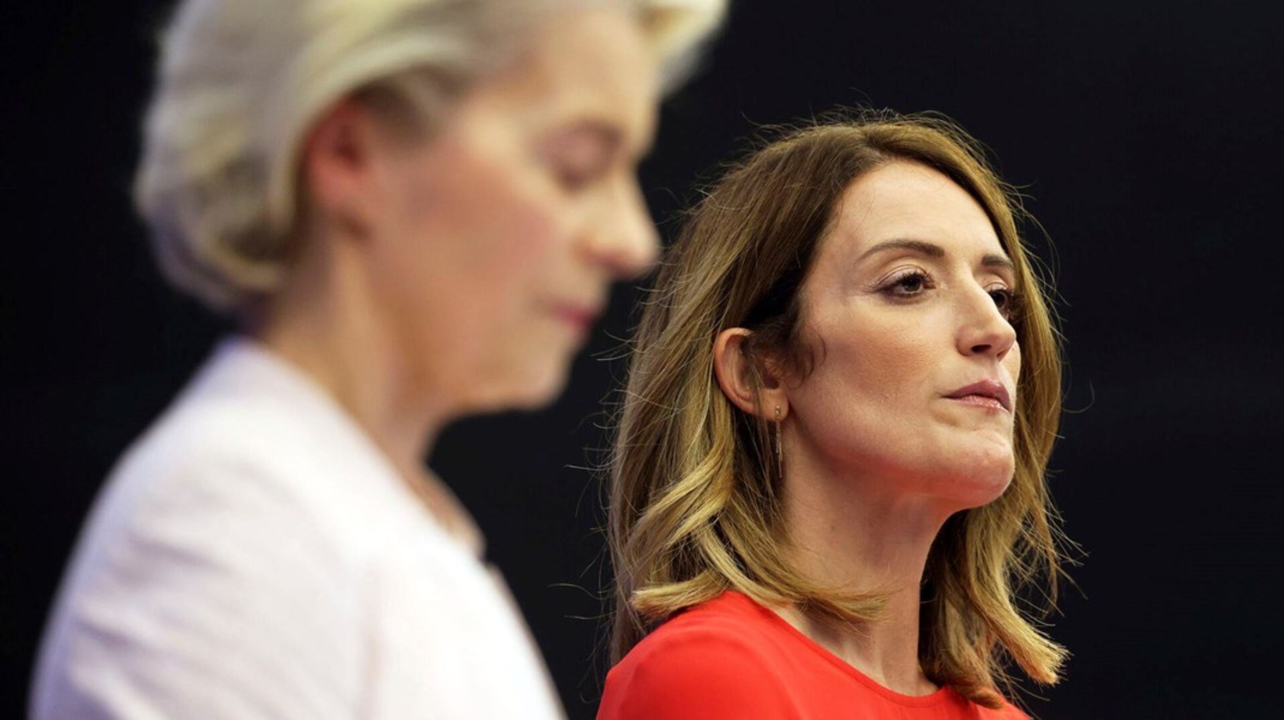 Formanden for EU-Kommissionen, Ursula von der Leyen, måtte give indrømmelser til Europa-Parlamentets formand, Roberta Metsola (t.h.), for at undgå afstemning om en resolution mod Kommissionens forslag til Unionens næste langtidsbudget.