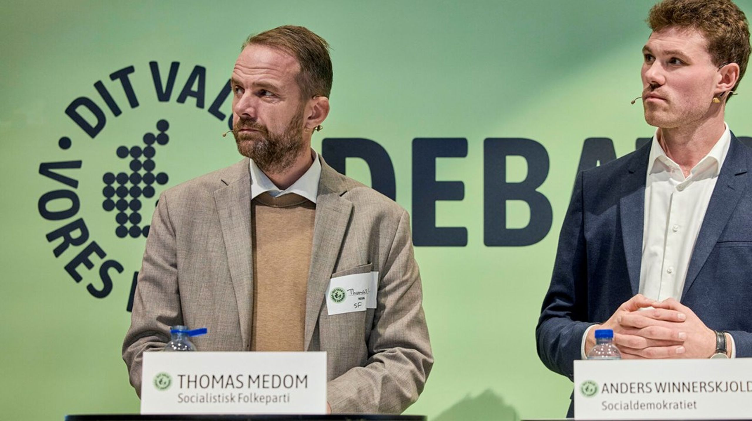 SF's spidskandidat i Aarhus Kommune, Thomas Medom,&nbsp;mener, det er tid til at skrue lidt ned for "prestigeprojekterne", så der kan bruges flere penge på velfærd. På billedet ses han til en valgdebat&nbsp;på Dokk1 med Aarhus' nuværende borgmester Anders Winnerskjold (S).