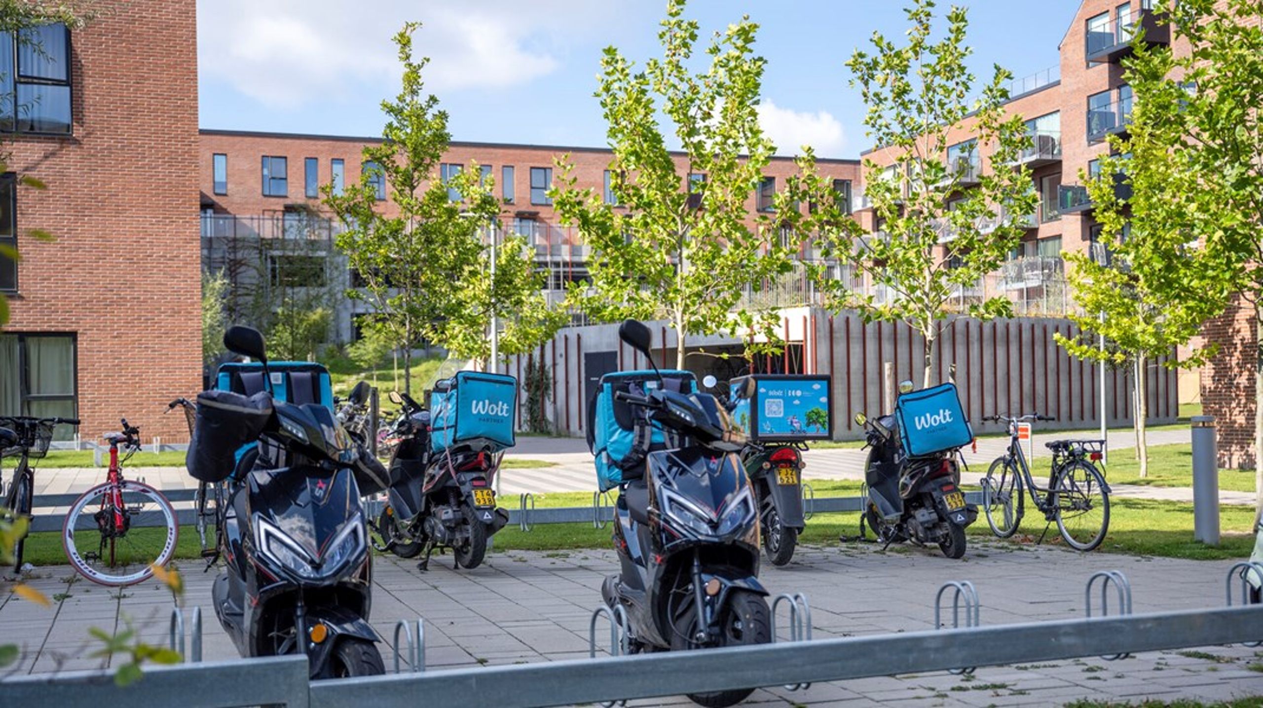 På den gamle Voltvej i Brøndby bor der så mange udenlandske arbejdere, at vejen i folkemunde lokalt nu er omdøbt til Woltvej på grund af områdets mange take-away knallerter med de karakteristiske blå termotasker.