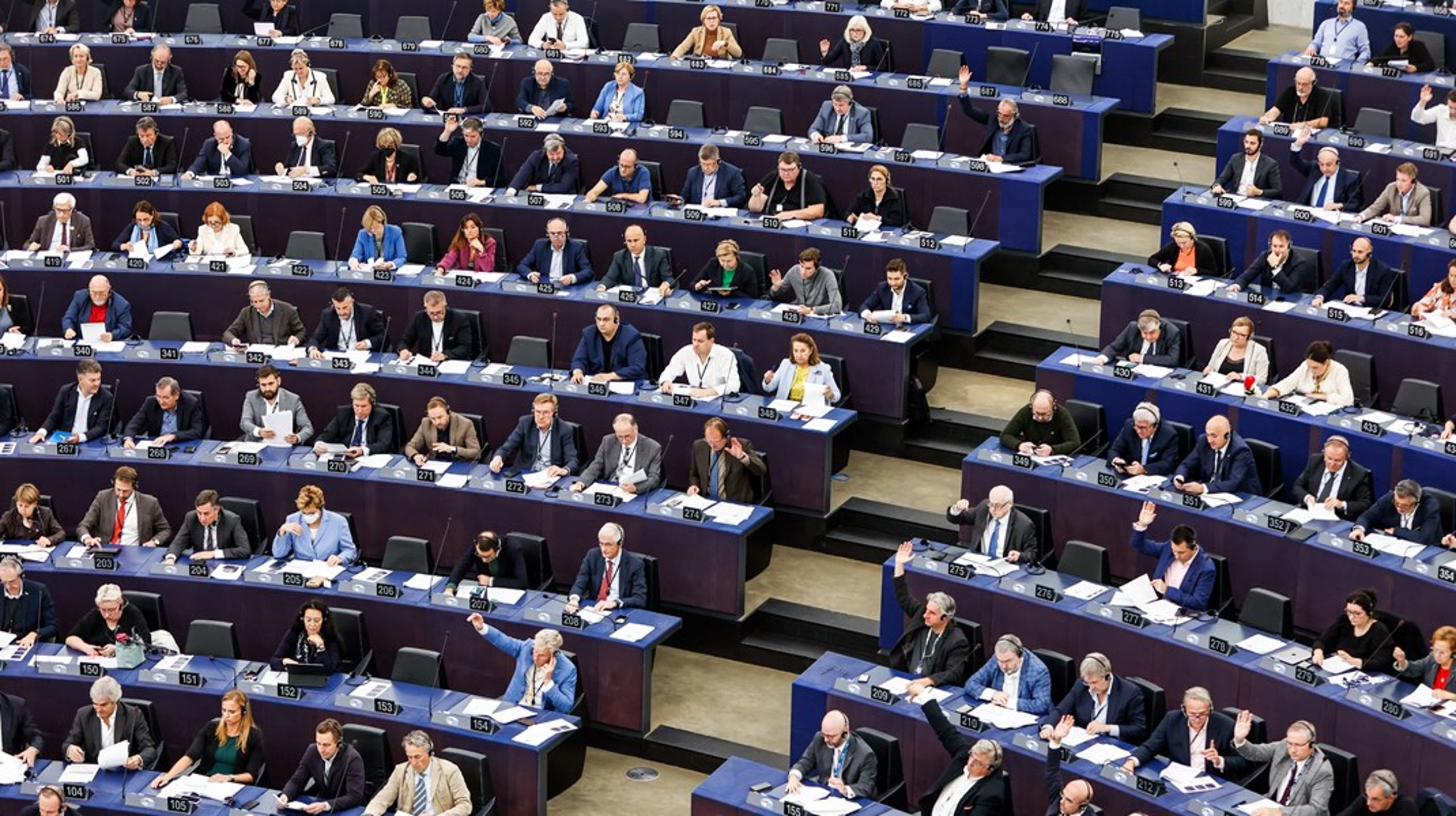 Grupperne på midten troede, at de havde et flertal sidst. Men bare 11 stemmer udgjorde tungen på vægtskålen. Omnibuspakken skal nu igen skal til afstemning.