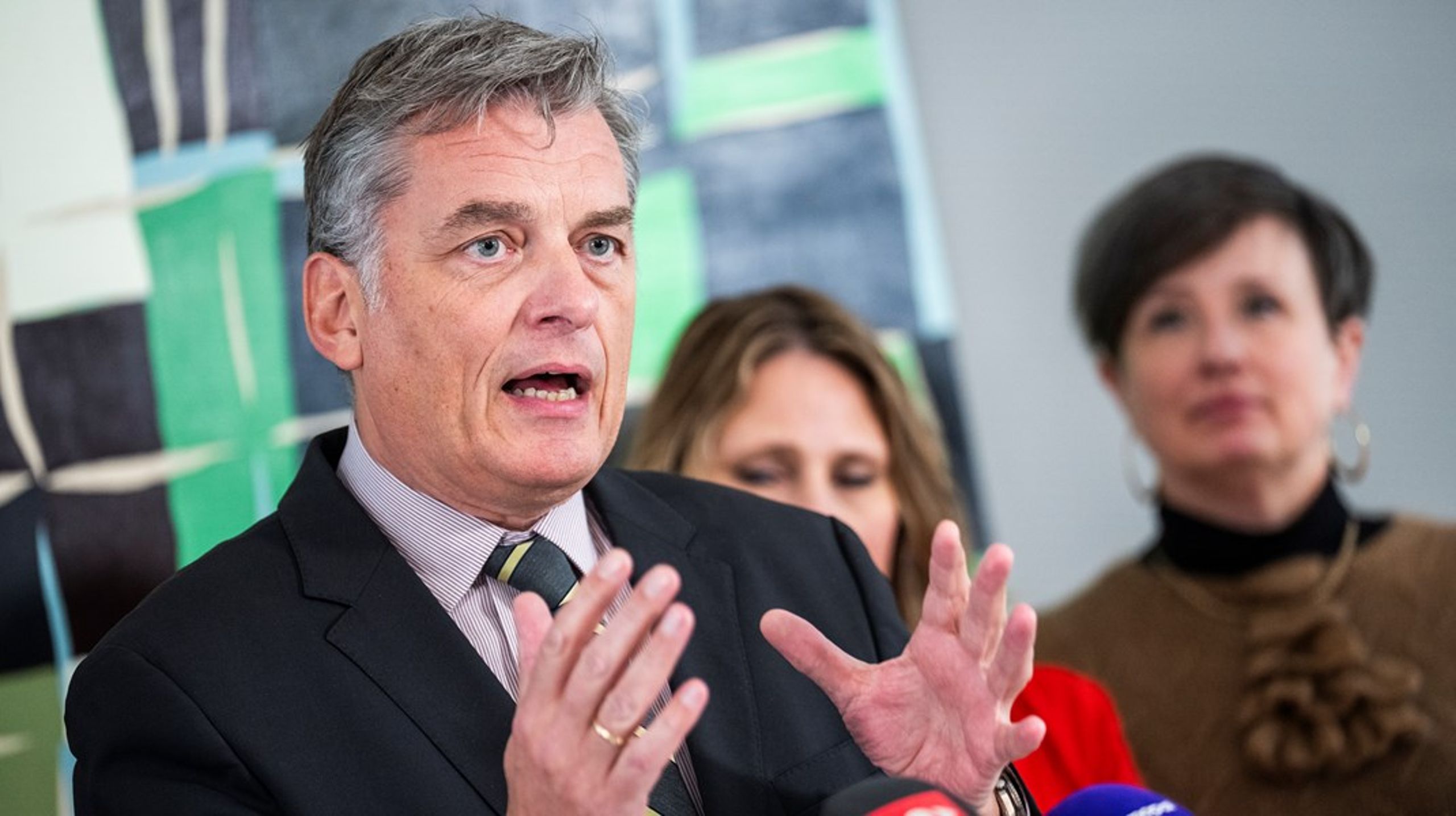 Politisk ordfører for Venstre, Jan E. Jørgensen, er kritisk overfor kommuners svømmetilbud, der ifølge formand for SvømDanmark, Pia M. Johansen, er konkurrenceforvridende.