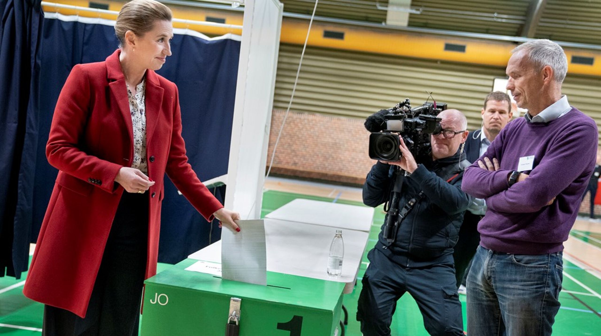 Mette Frederiksen har tidligere haft pressen med, når hun har været i stemmeboksen. Her ses hun afgive sin stemme ved folketingsvalget i 2022. Dengang foregik det i Hareskovshallen i Værløse.
