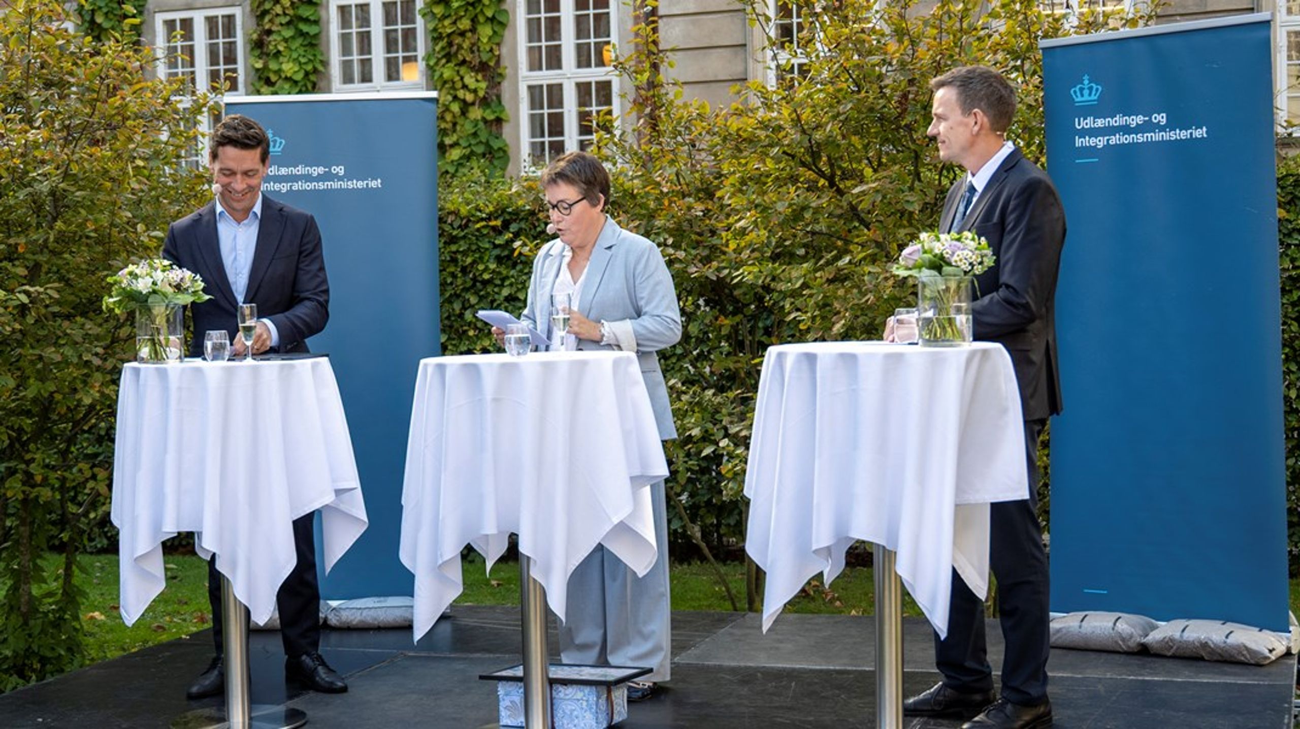 Rasmus Stoklund (th.) overtog som udlændinge- og integrationsminister fra Kaare Dybvad i september. I midten ses&nbsp;departementschef Pernille Breinholdt Mikkelsen, der glæder sig over ansættelsen af de to styrelsesdirektører.