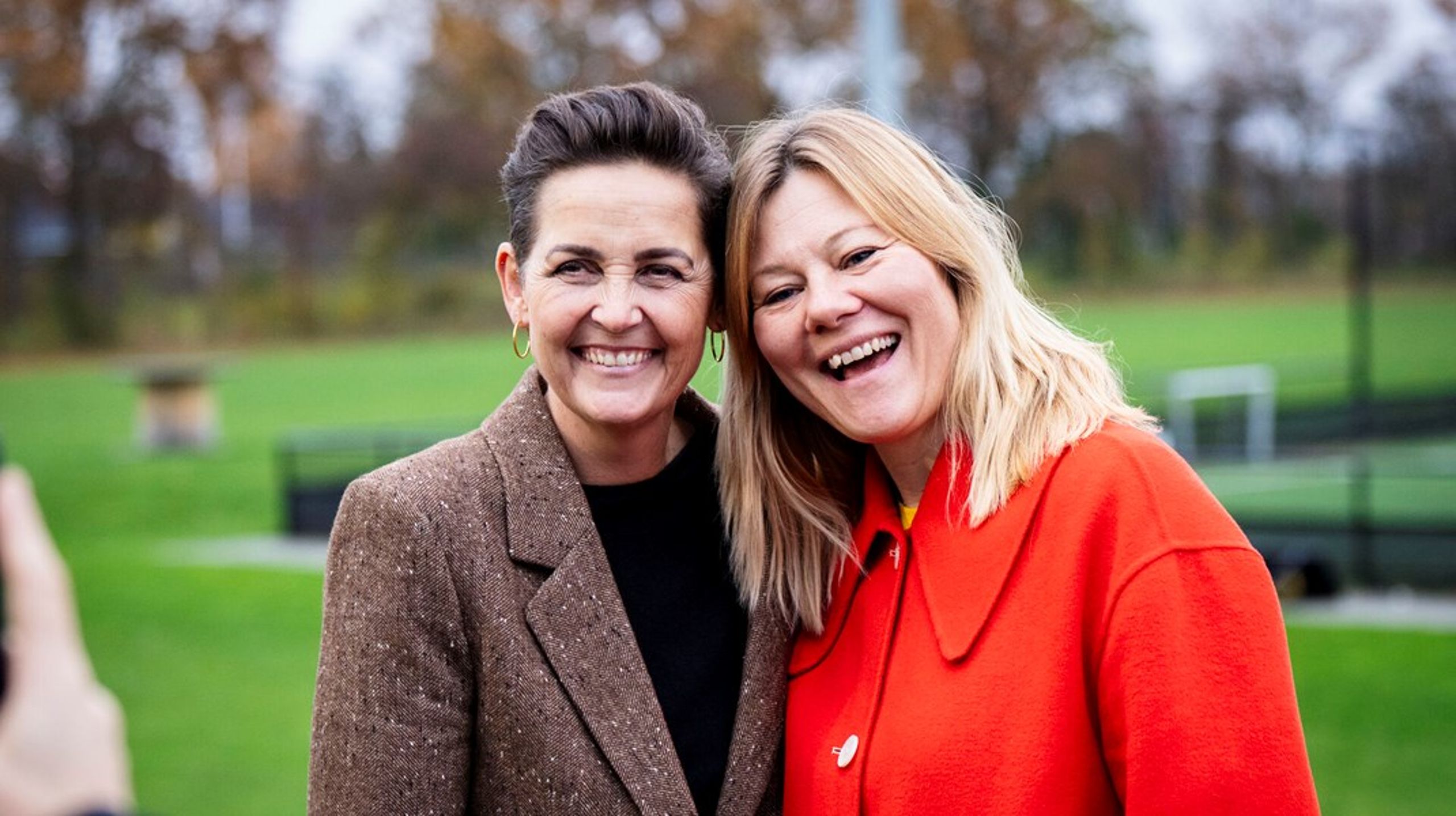 Pia Olsen Dyhr har under valgkampen besøgt Vivi Nør Jacobsen (th.) i Albertslund.