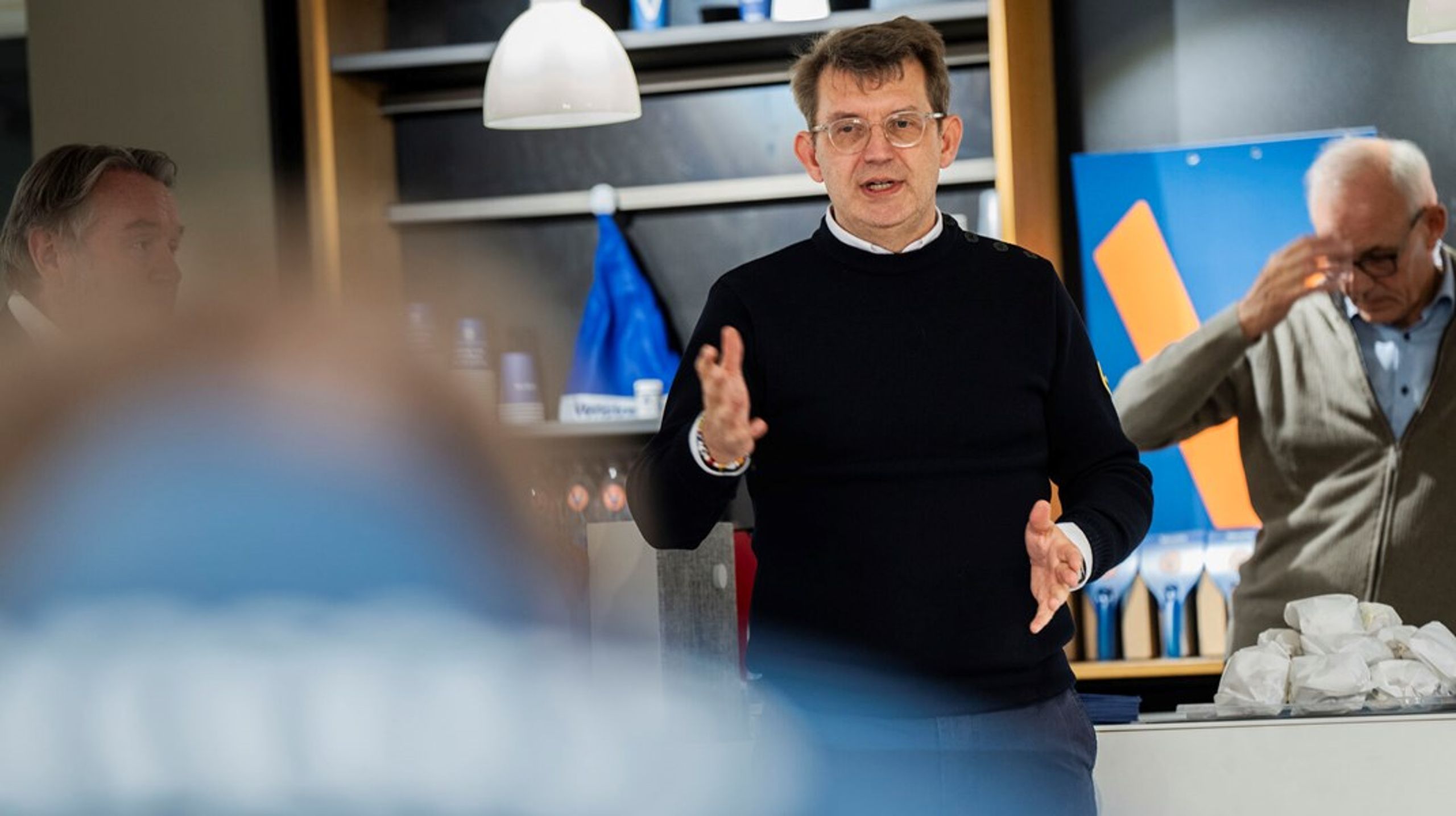 Venstres formand Troels Lund Poulsen har kastet sig ind i kommunalvalgkampen. Venstre står til en stor tilbagegang i meningsmålingerne, men stærk lokal forankring og en effektiv valgkamp kan begrænse skaden.