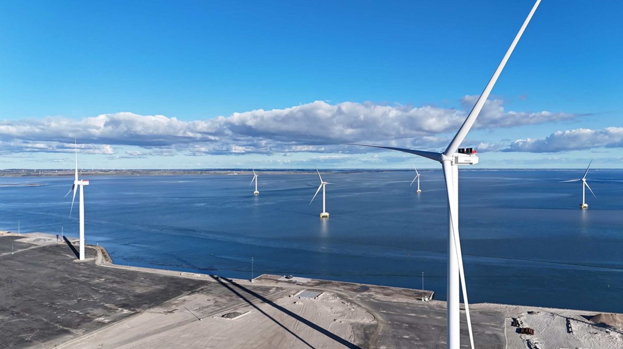 På havnen i Thyborøn står verdens højeste vindmølle på land. Ikke én enkelt borger har klaget over projektet.