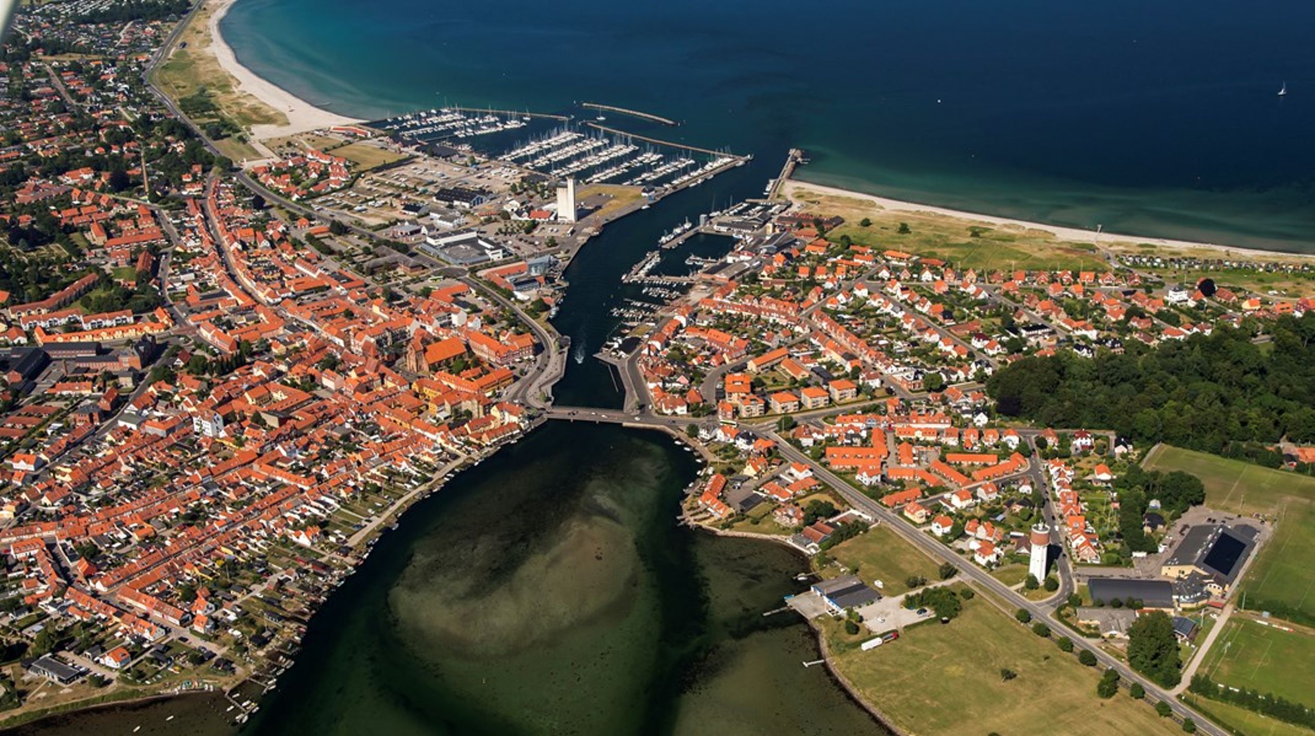 Når vinden blæser fra Nordøst, bliver vandet trykket ind gennem Kerteminde havn og hæver vandstanden i fjorden. Under stormen Pia i december 2023 steg vandet med omkring 1,5 meter og skabte store oversvømmelser i byen.