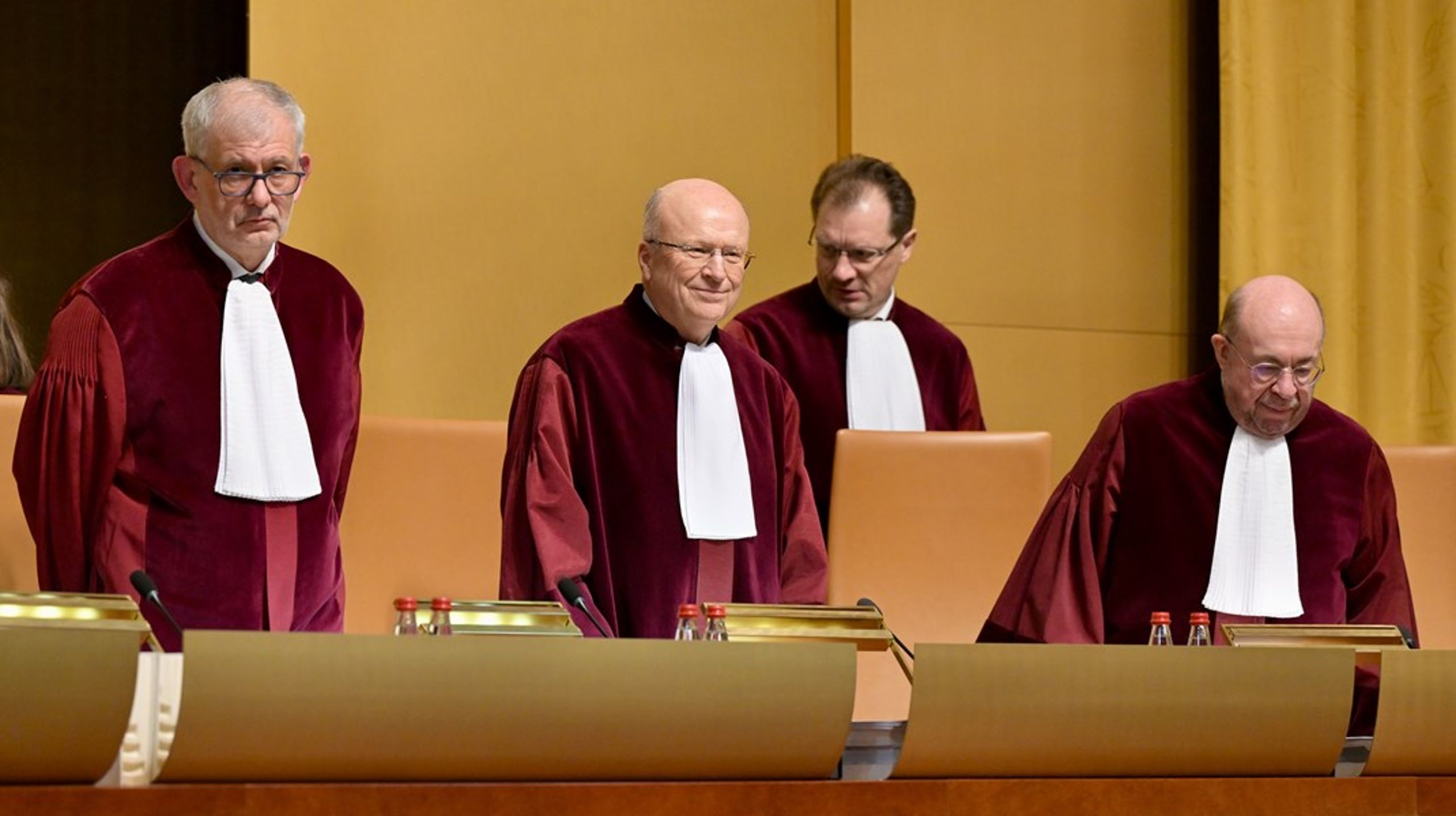 EU-Domstolens præsident, belgieren Koen Lenaerts (i midten) afsagde i denne uge en tvetydig dom i den danske sag mod direktivet om mindsteløn: Danmark har ret i noget af kritikken, men direktivet står fast.