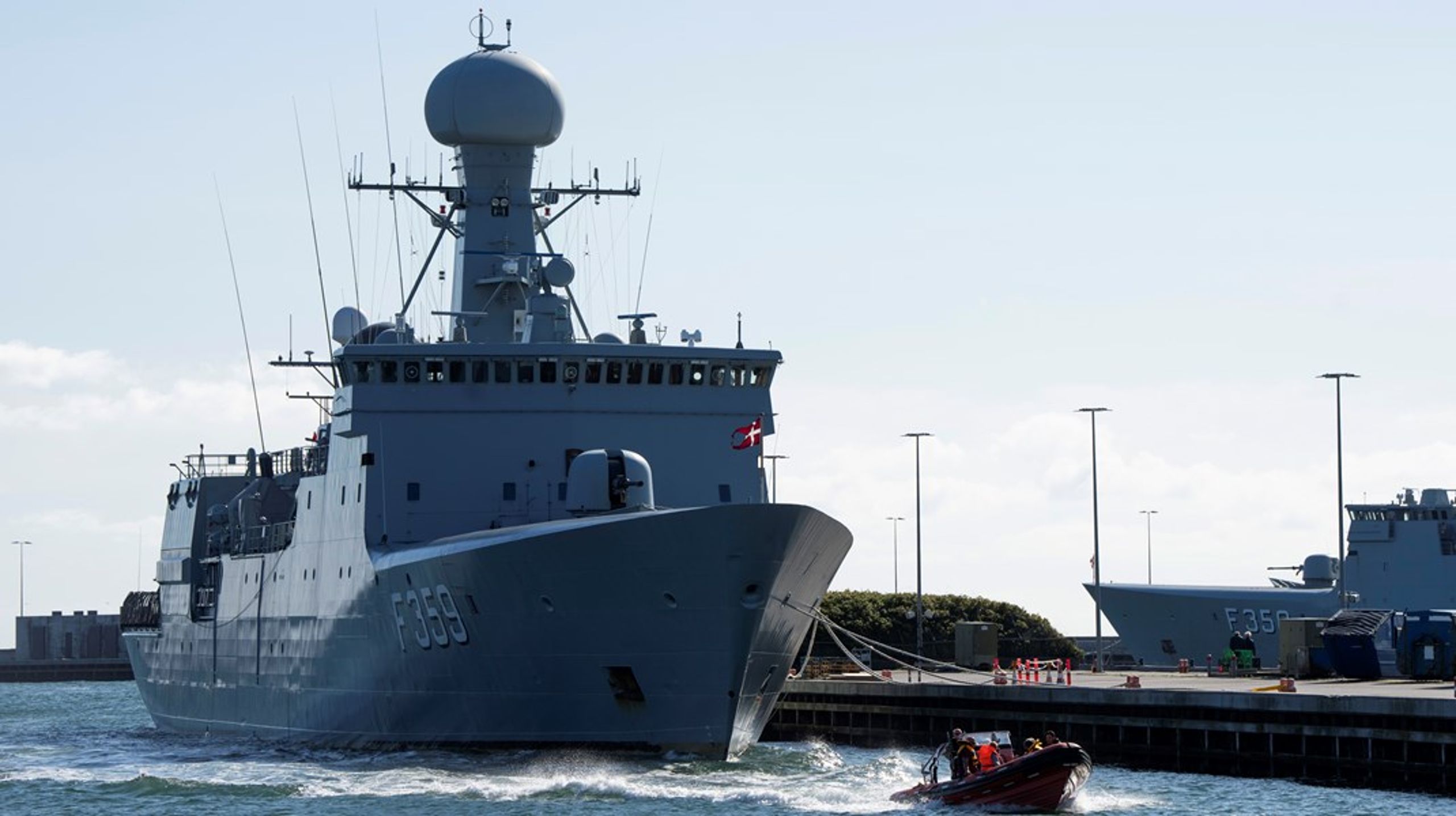 At bygge Forsvarets skibe i Danmark er langtfra kun en udgift. Det er en investering i vores sikkerhed og forsyningssikkerhed, der samtidig har potentialet til at styrke økonomien, beskæftigelsen på tværs af landet og vores danske knowhow inden for skibsbygning,&nbsp;skriver&nbsp;Carsten Bach og Jenny Braat.