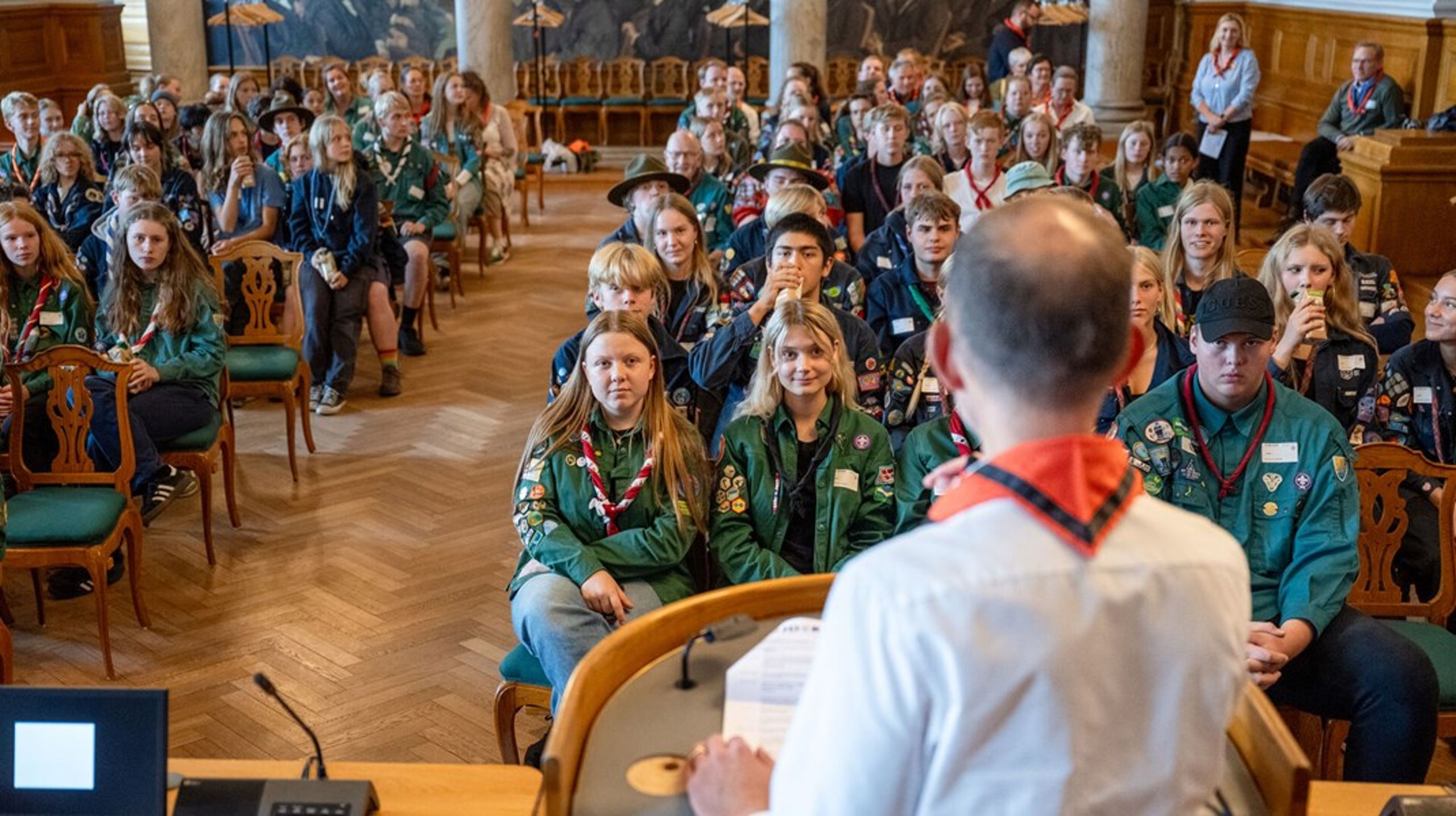 Spejderidentiteten er vigtig. Det handler om, at polske spejdere opleves som del af beredskabet, så uniformen skaber en tillid, som hjalp de frivillige i deres kommunikation med flygtninge og myndigheder, skriver Hanne Tange.