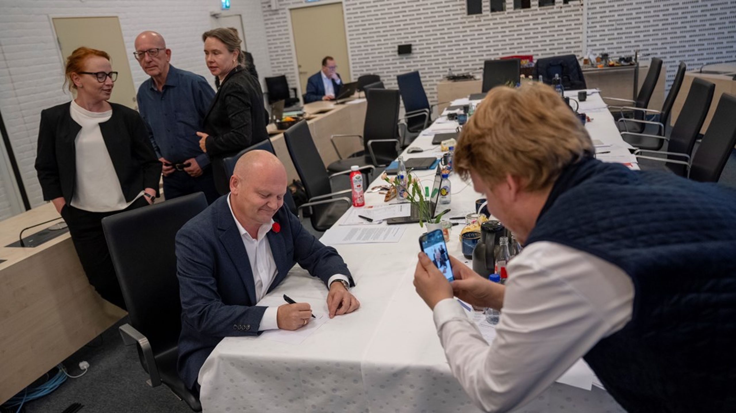 Den nyvalgte formand, Lars Gaardhøj (S), underskriver konstitueringsaftalen for den nye Region Østdanmark.