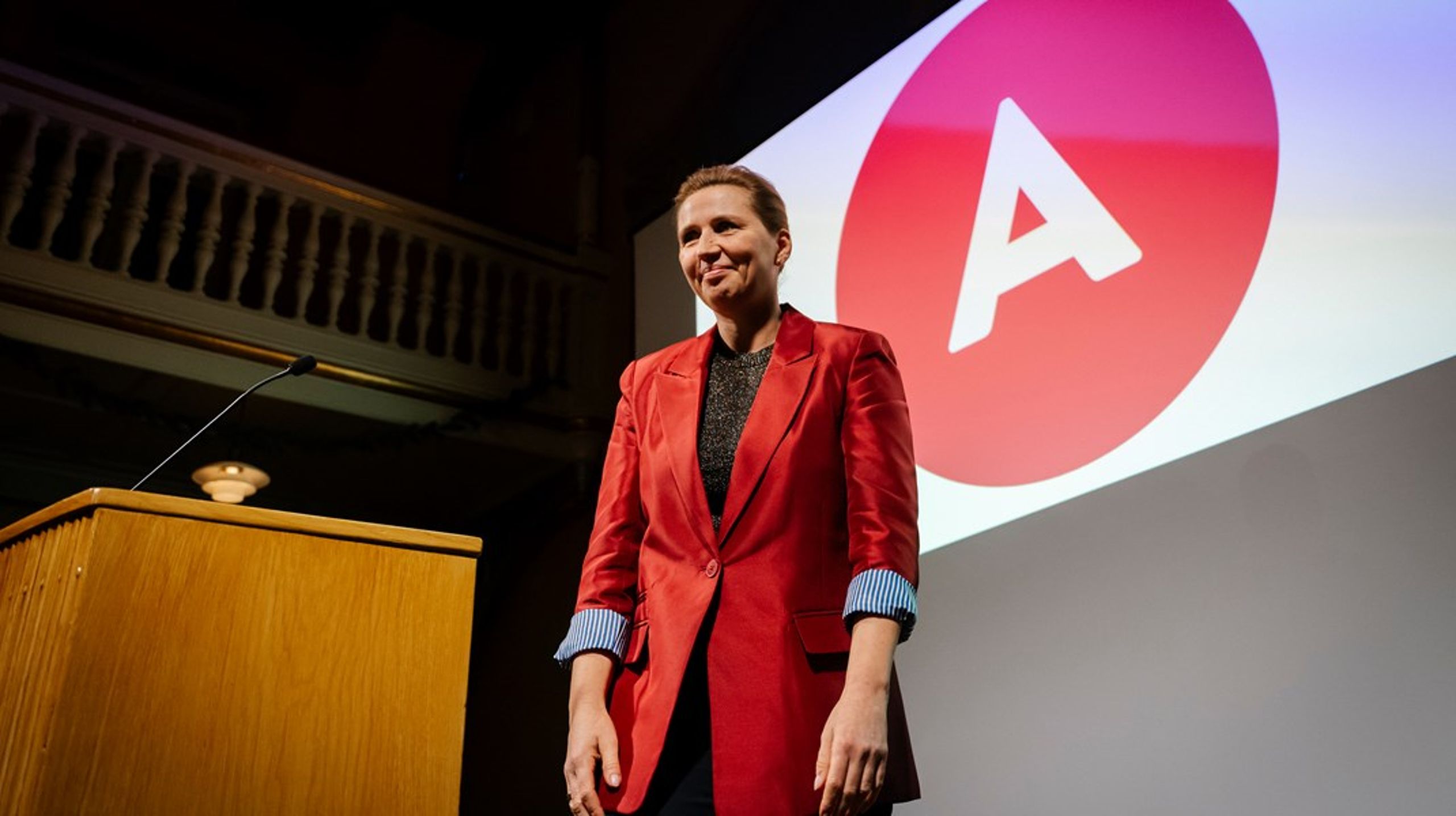 Selvom det ikke er Mette Frederiksens skyld alene, at partiet&nbsp;tabte kommunalvalget, så symboliserer hun alt det, som mange traditionelle socialdemokratiske vælgere vendte ryggen til i tirsdags, skriver Poul Madsen.