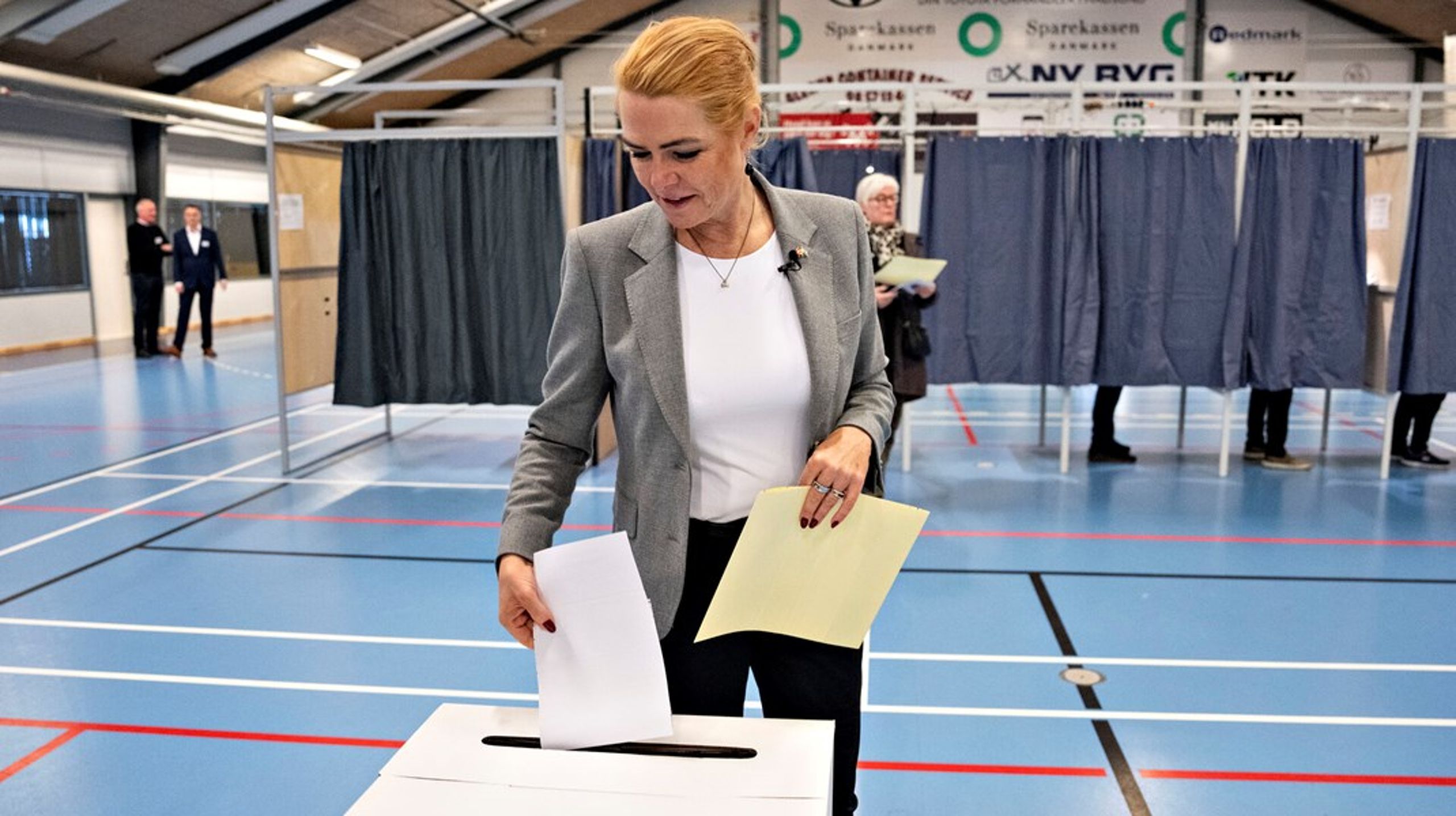 Inger Støjberg stemmer til kommunalvalget 2025 i Hadsund. Efter valget kan hun og Danmarksdemokraterne glæde sig over, at den danske energipolitik på land er på vej mod markante forandringer.