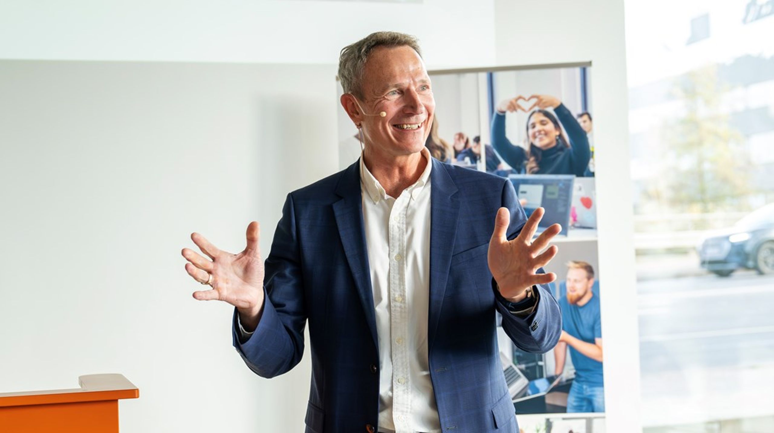 Carsten Vikkelsøe har arbejdet med flere forskellige områder hos UCL Erhvervsakademi og Professionshøjskole i Odense. De seneste fem år som direktør med direktionsansvar for de tværgående koncernstabe. Oven i har han undervist og rådgivet i forandringsledelse og ledelse af ledere.