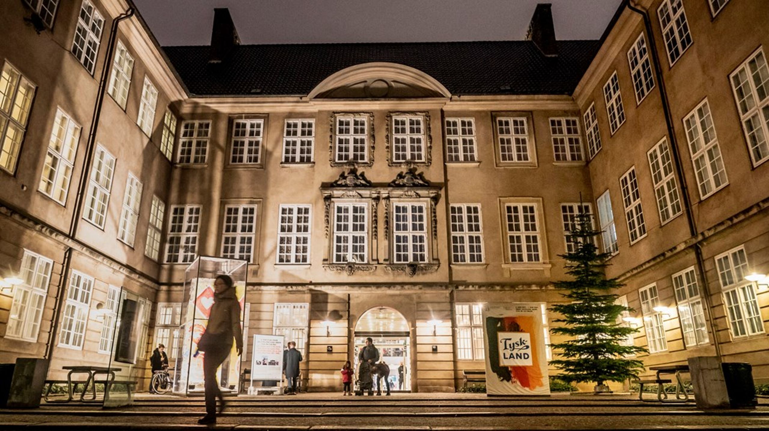 Jeg nåede knap at sætte mig i Nationalmuseets store sal, før noget i mig faldt til ro. Det var ikke forventningen om en stor aften i "forskernes tegn", der gjorde det, skriver Ali Aminali.