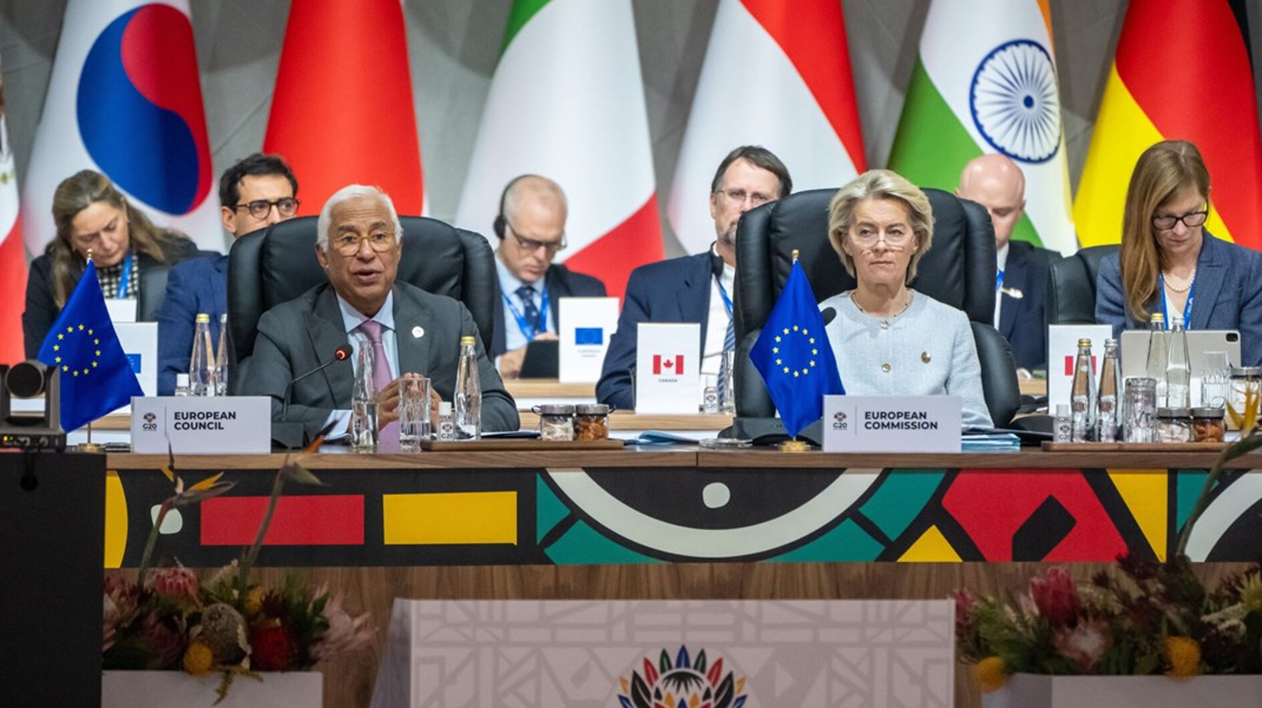 Under weekendens G20-topmøde i Johannesburg i Sydafrika sagde EU's chefer, rådsformand Antonia Costa og kommissionsformand Ursula von der Leyen, at Europa ikke er tilfreds med den seneste amerikansk-russiske plan for en afslutning af krigen i Ukraine. Mandag diskuterer alle 27 EU-landes ledere situationen, når de er til møde med Den Afrikanske Union (AU) i Angola.