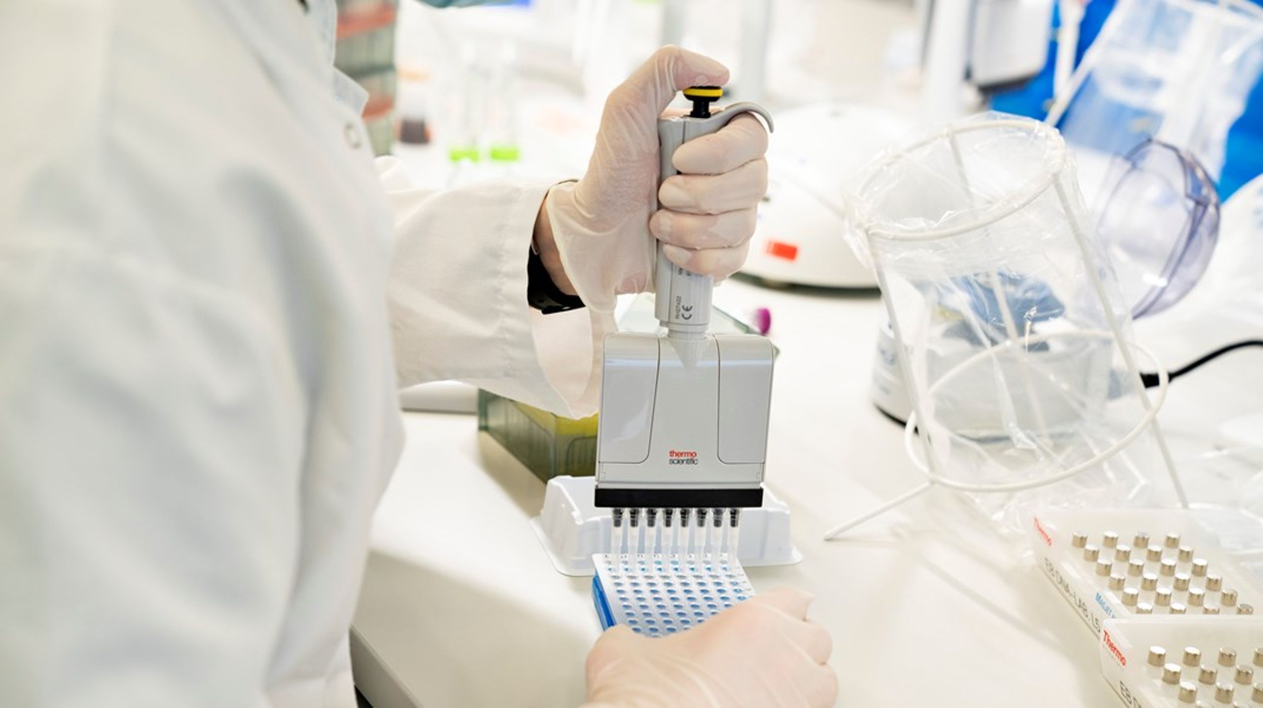 For patienter med sjældne diagnoser kan et klinisk forsøg være den eneste mulighed for at få adgang til en ny behandling – flere år før den rammer markedet, skriver Stine Bosse, Rosa Eriksen, René Mathiasen m.fl.