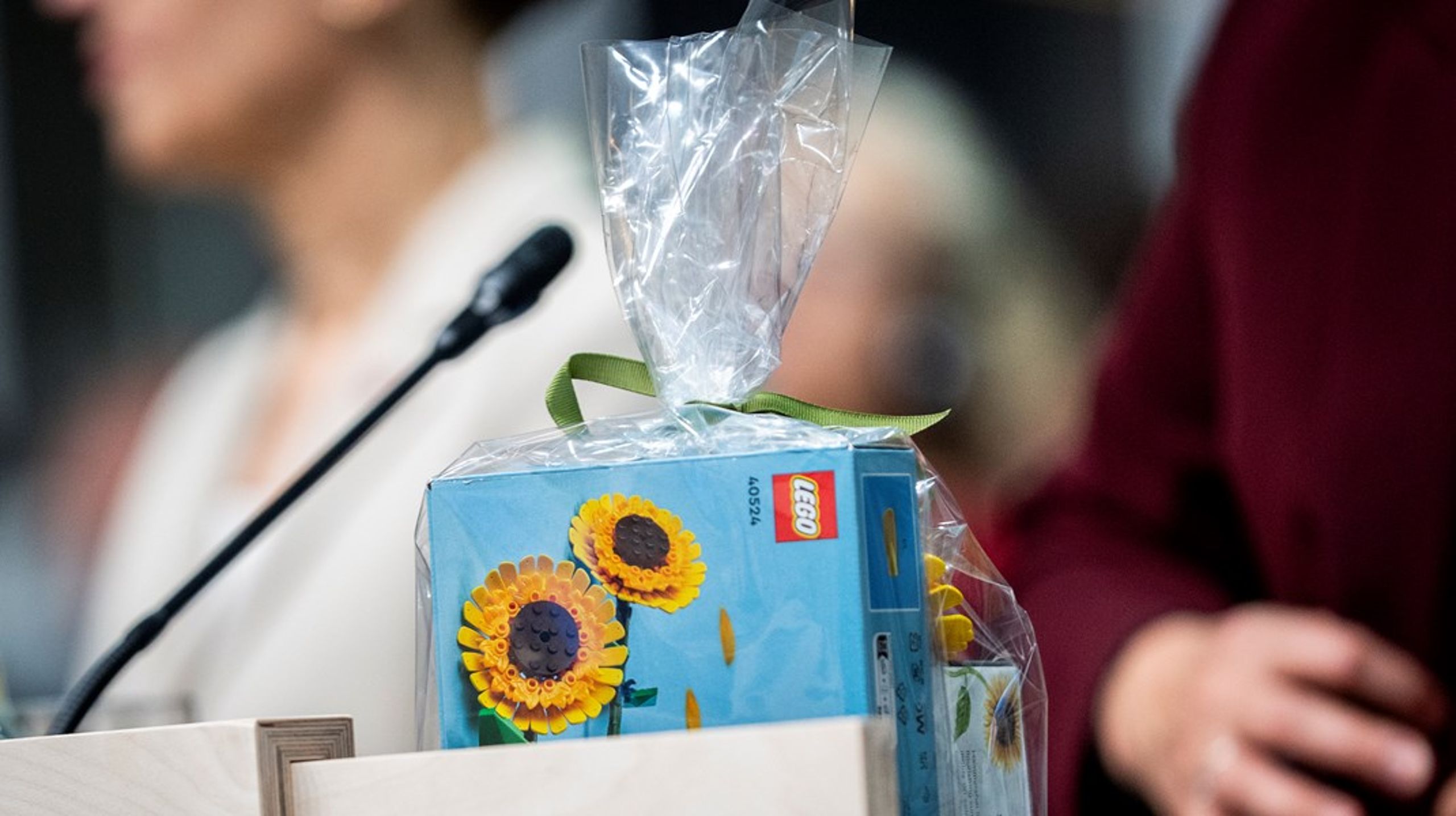 På topmødet 2. oktober fik statslederne en pose med Lego-solsikker og en Kähler-solsikkeskål samt en hilsen fra statsminister Mette Frederiksen. Arkivfoto.&nbsp;