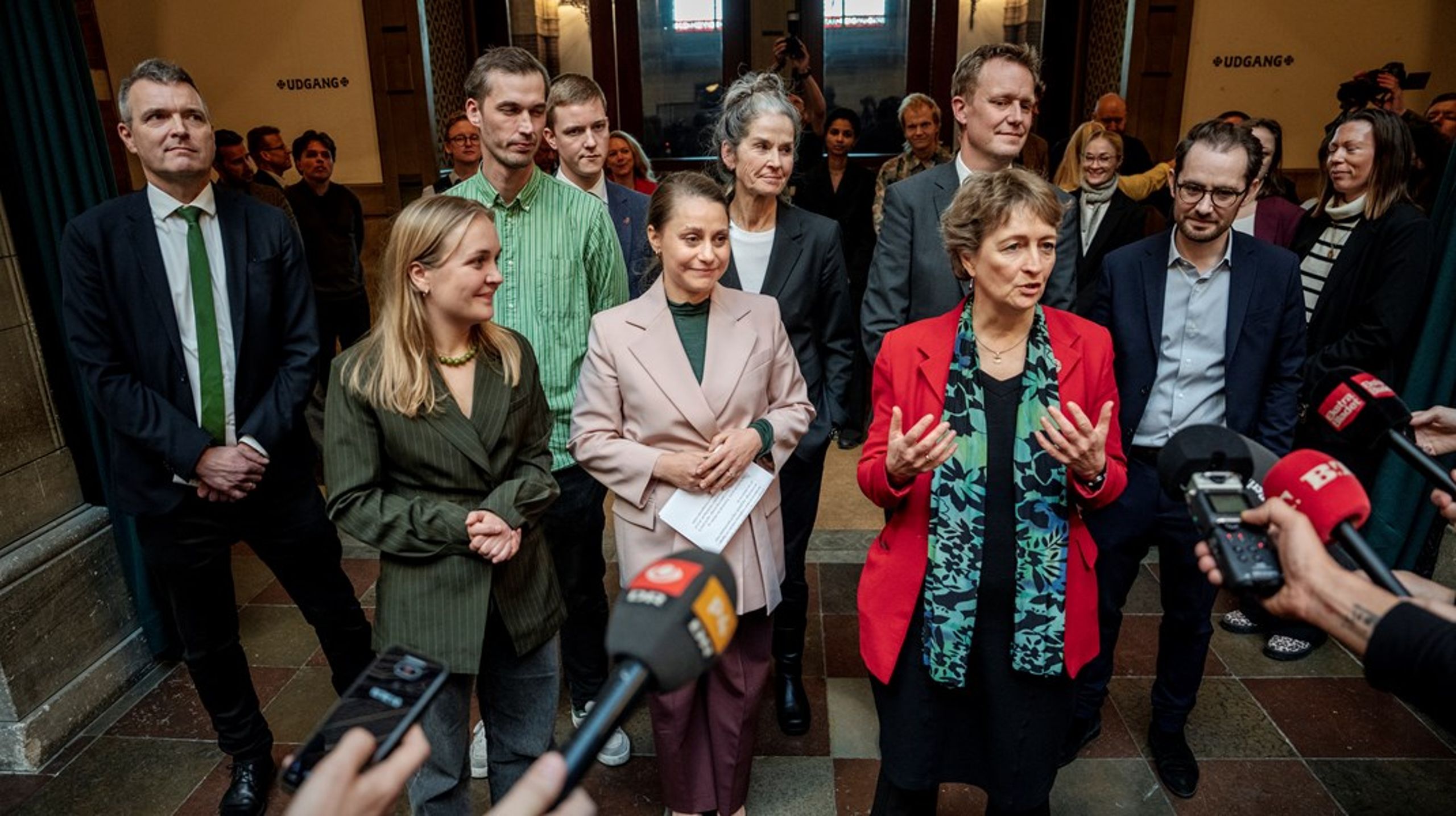 Selv er jeg heldig at bo i en af de fem kommuner, hvor kvinder er bedst repræsenteret i byrådet: På Frederiksberg, i Sorø, Hørsholm, Fredensborg og København har kvinderne faktisk formået at passere de magiske 50 procent. Men det er stadig en sjældenhed, skriver Rikke Viemose.