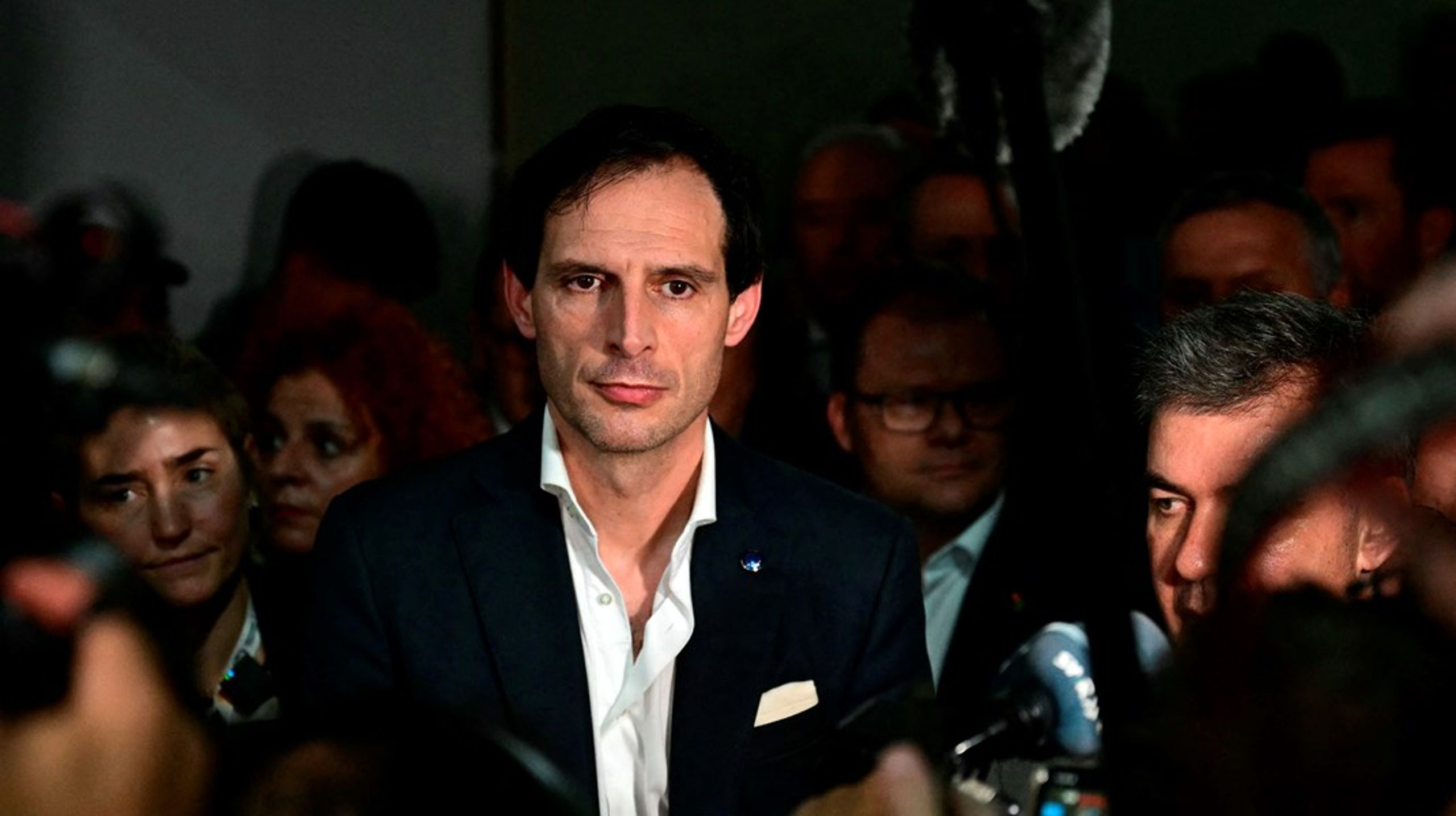 EU-kommissær for klimahandling, Wopke Hoekstra, omringet af journalister efter afslutningen på COP30.