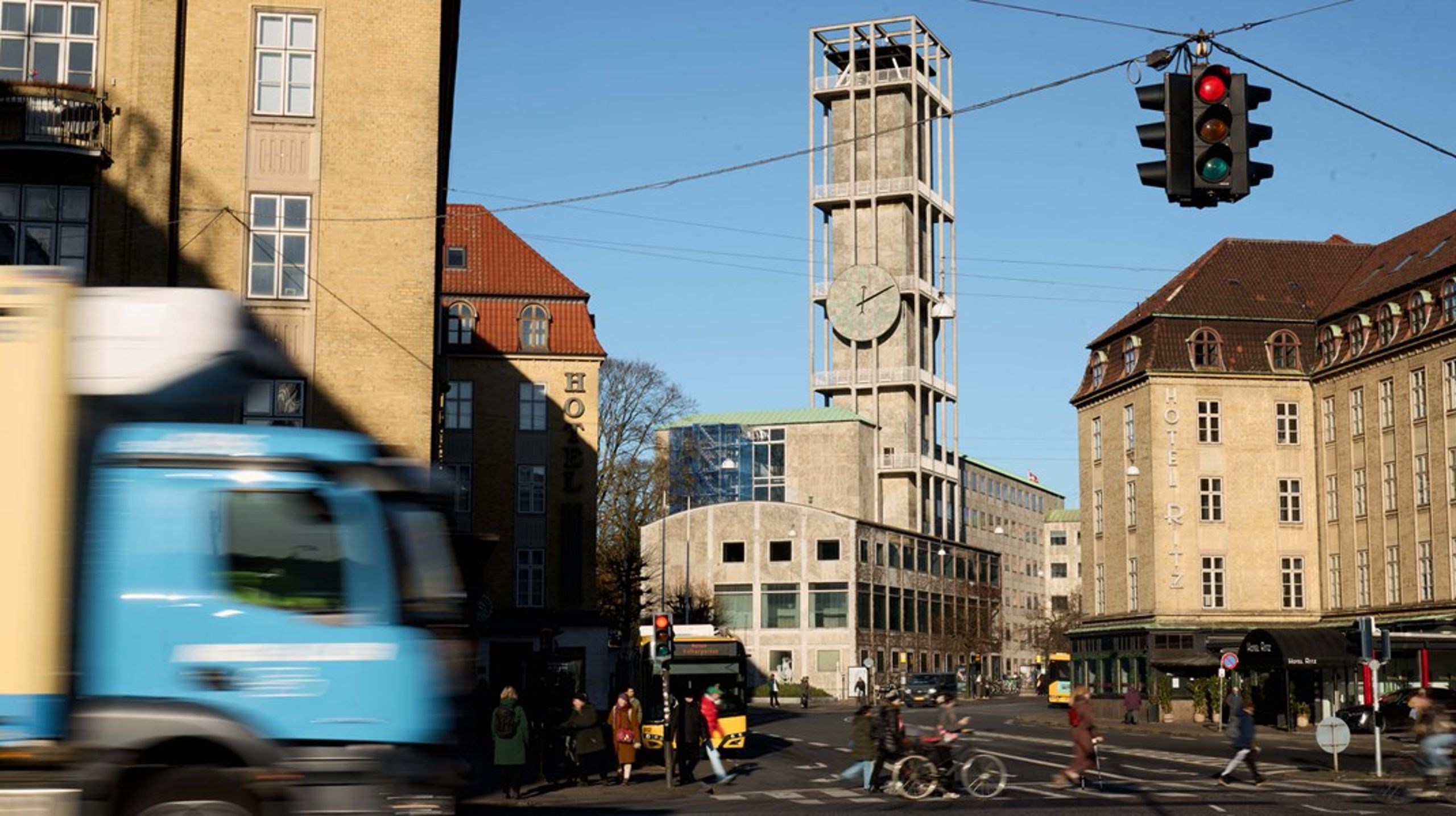 Banegårdspladsen er et af de områder i Aarhus, der ifølge kommunens grønne mobilitetsplan skal "fredeliggøres på de gående, den kollektive trafik og cyklernes præmisser".&nbsp;