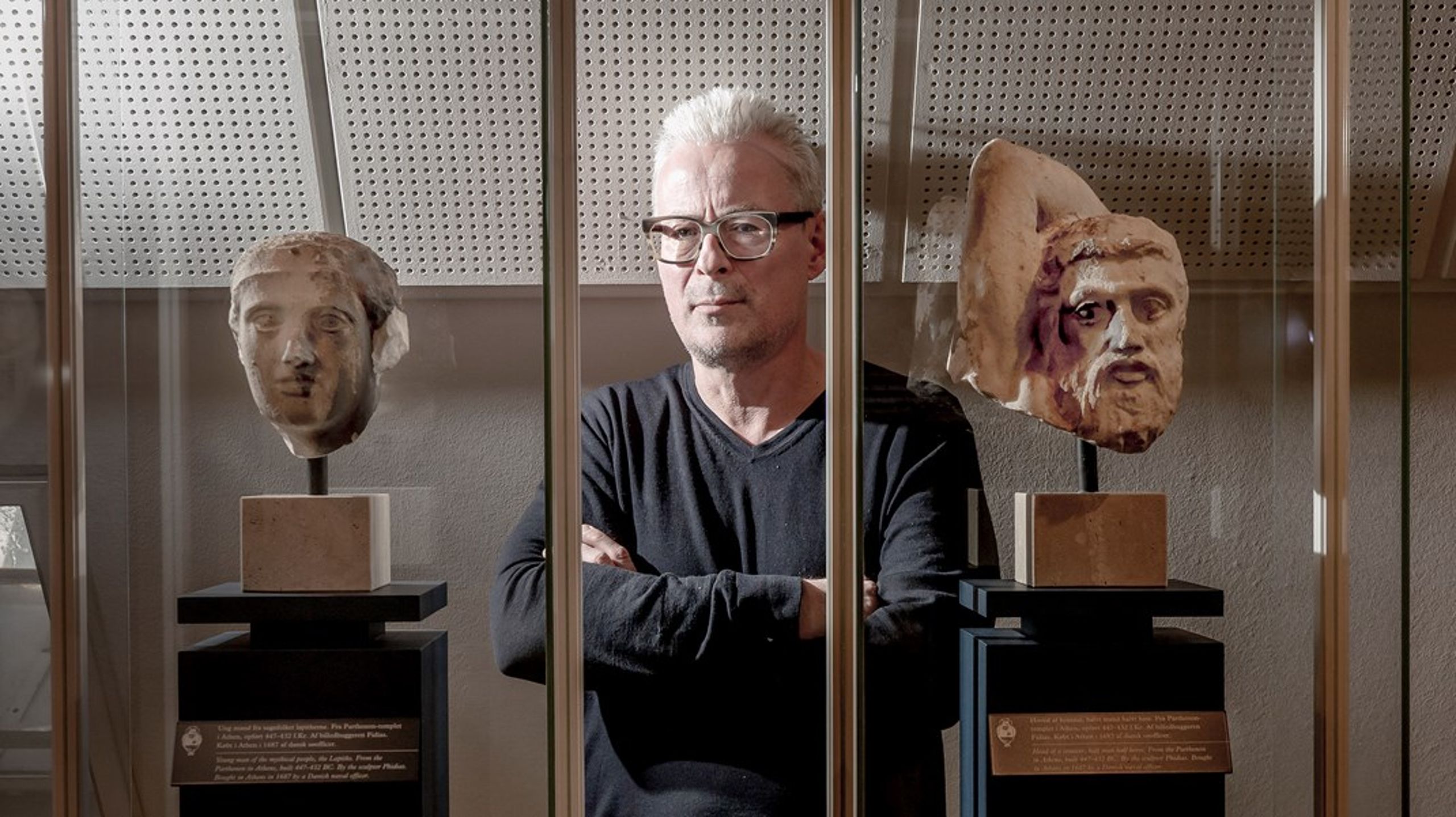 Hvis Willerslev får seks år mere på Nationalmuseet, vil vi få en driftssikker og forsigtig museumsdirektør.
Men vildskaben og den charmerende “han-har-jo-ikke-noget-tøj-på”-attitude vil kun være at finde i en af de montrer, som museet er så fyldt af, skriver Jane Mylenberg.