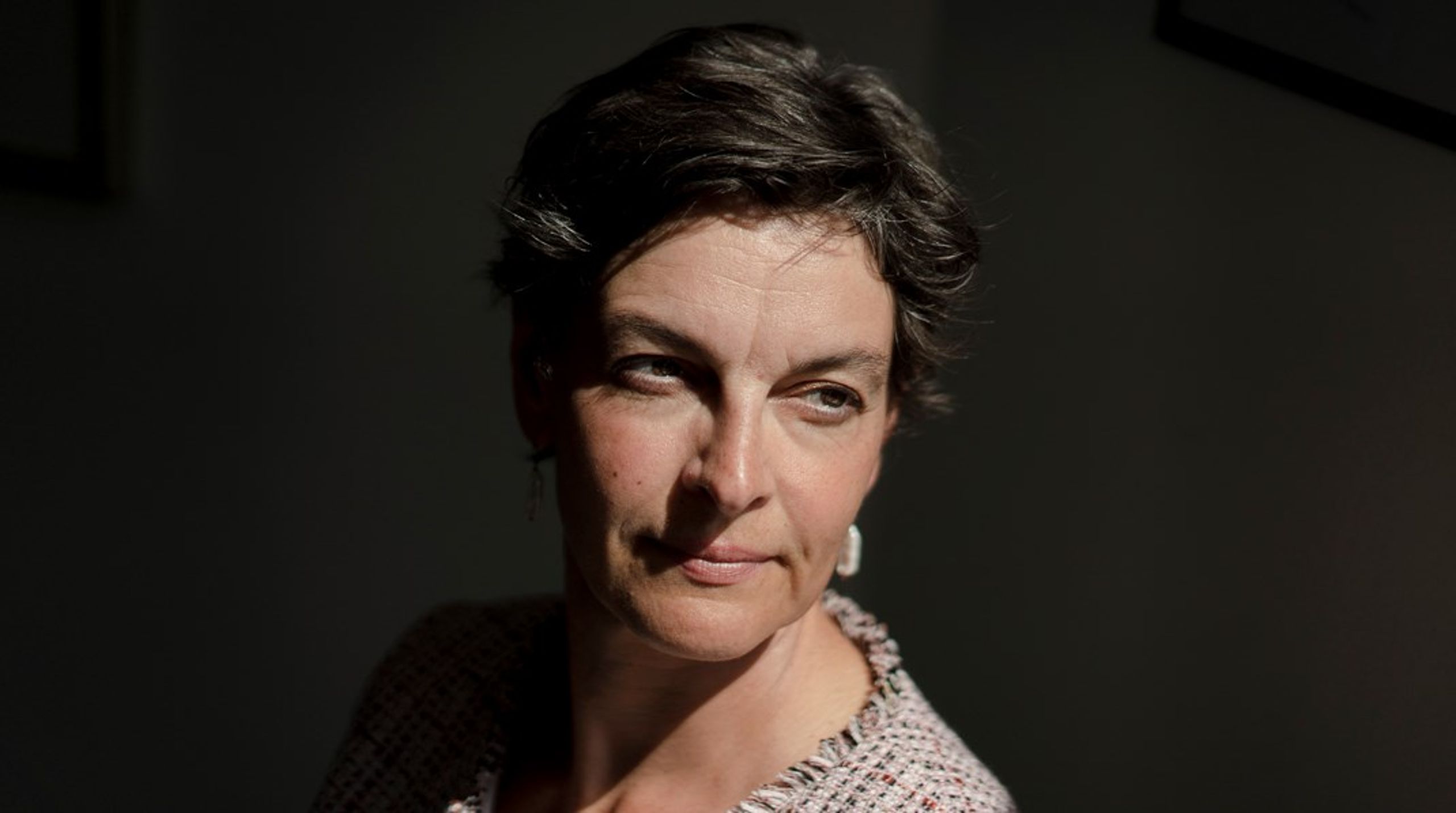 Problemet er ikke, at embedsværket ikke vil leve op til sine pligter. Problemet er, at tempoet, centraliseringen og arbejdspresset udfordrer de rammer, som fagligheden skal leve i, skriver Sara Vergo.