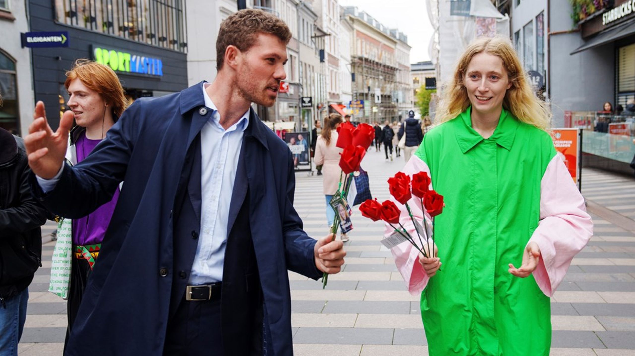 Anna Thusgård og nuværende Aarhus-borgmester Anders Winnerskjold der deler roser ud på gågaden i Aarhus under folketingsvalget i 2022.<br>