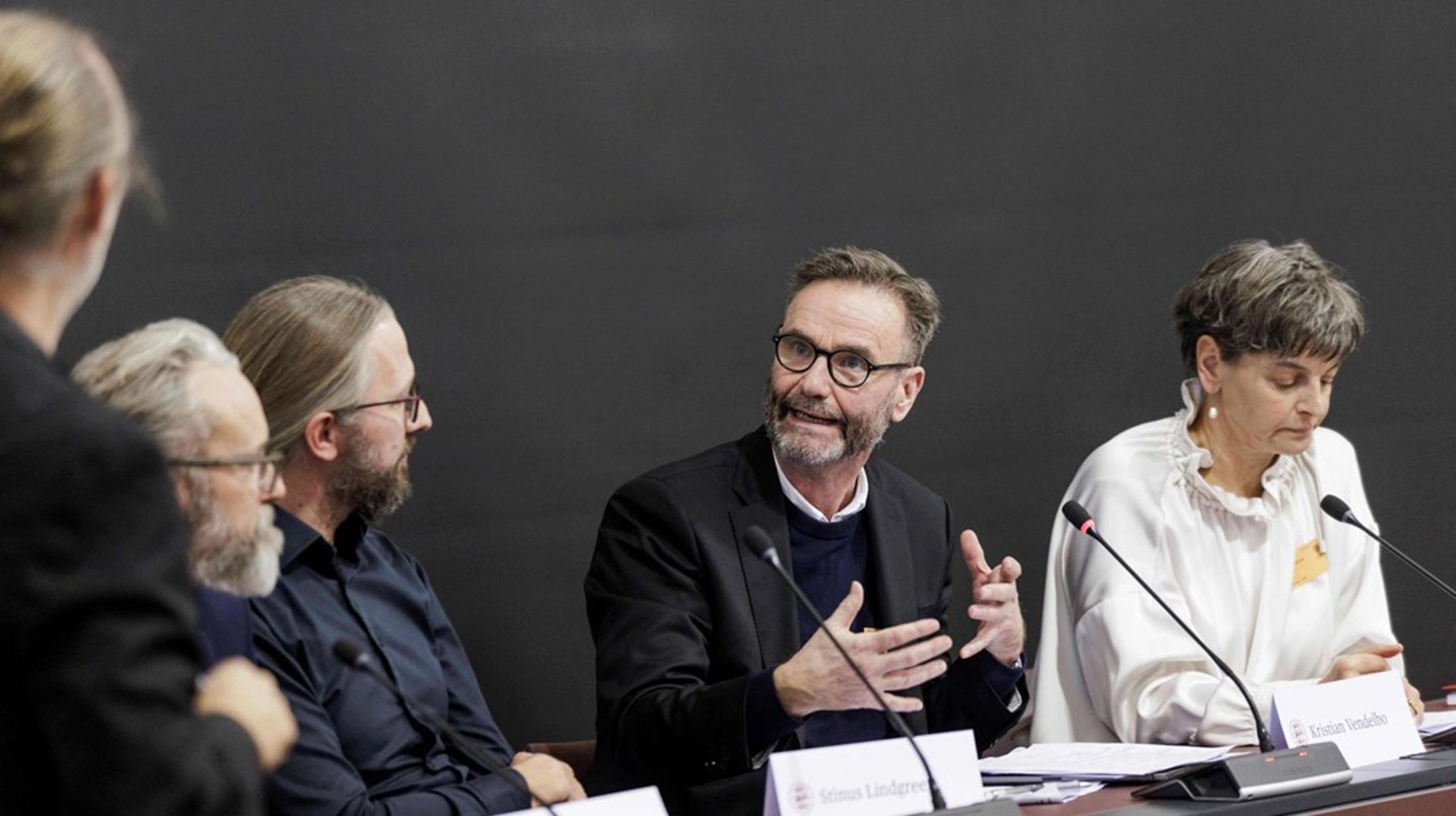 En paneldebat om fagligheden i embedsværket bestod af Ole Birk Olesen (LA), Stinus Lindgreen (R), administrerende direktør i KL Kristian Vendelbo og Djøf-formand Sara Vergo.&nbsp;