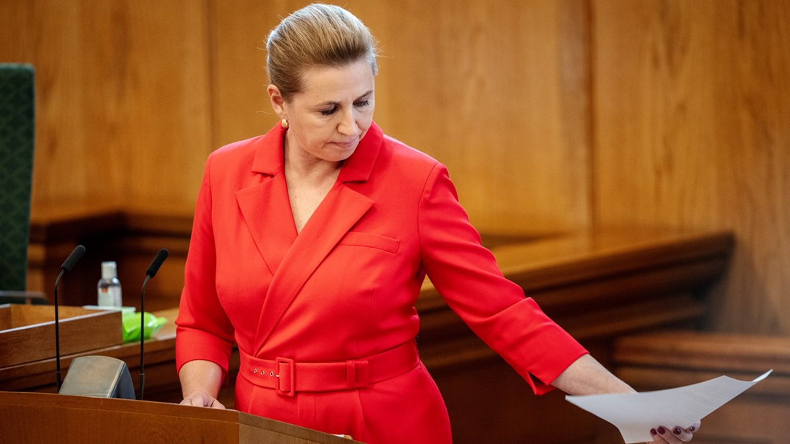 Mette Frederiksen skal træffe dybe strategiske valg, og hun skal gøre det under et mandatmæssigt og tidsmæssigt pres, hun ikke har været i før.