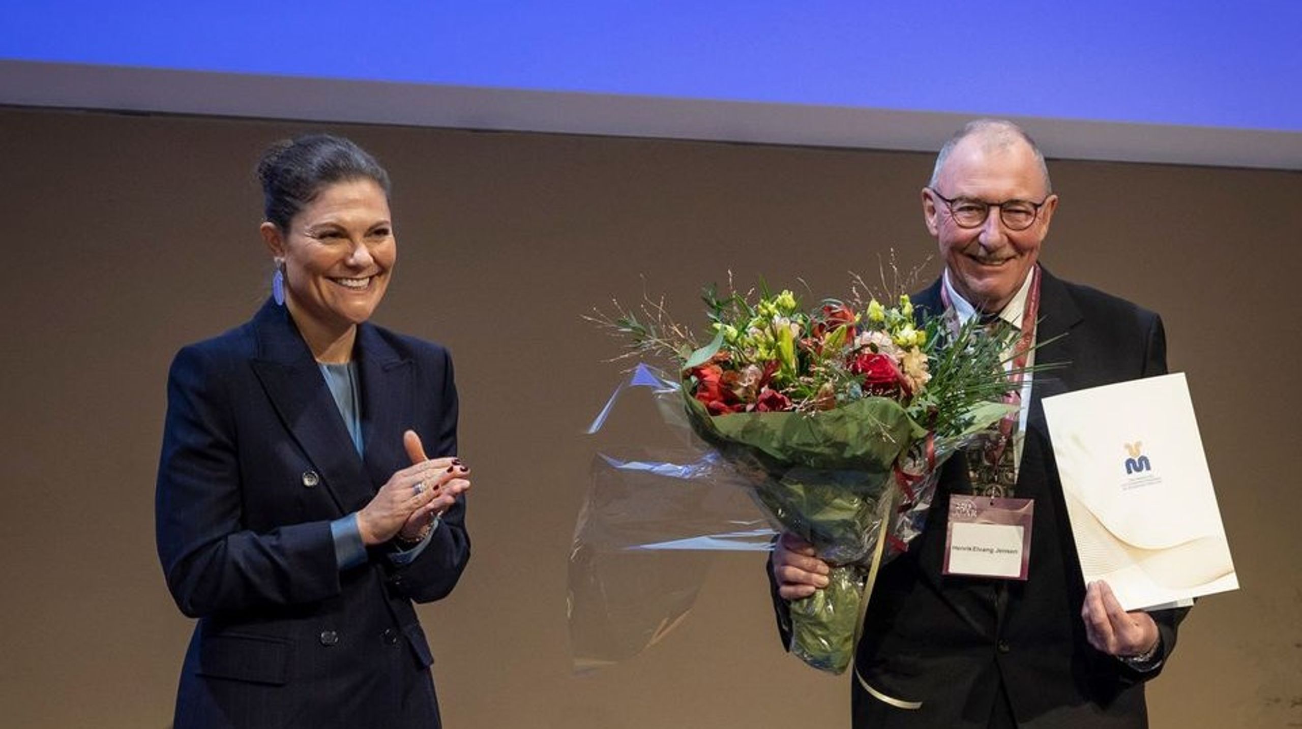 Kronprinsesse Victoria overrakte prisen til professor Henrik Elvang Jensen.