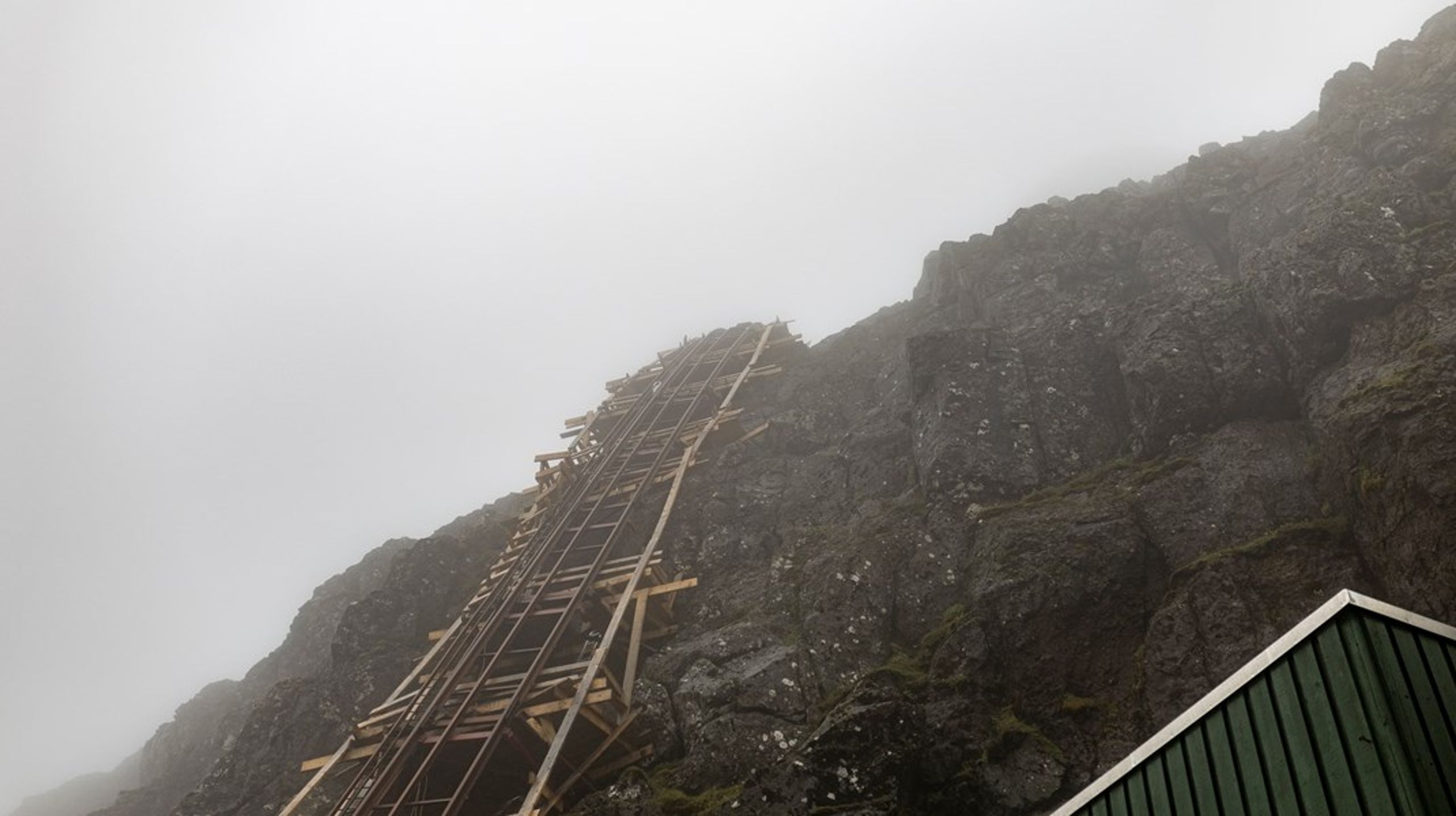 Toppen af Sornfelli var indhyllet i tåge, da Altinget tidligere på året besøgte fjeldet, hvor en ny radar skal stå.&nbsp;