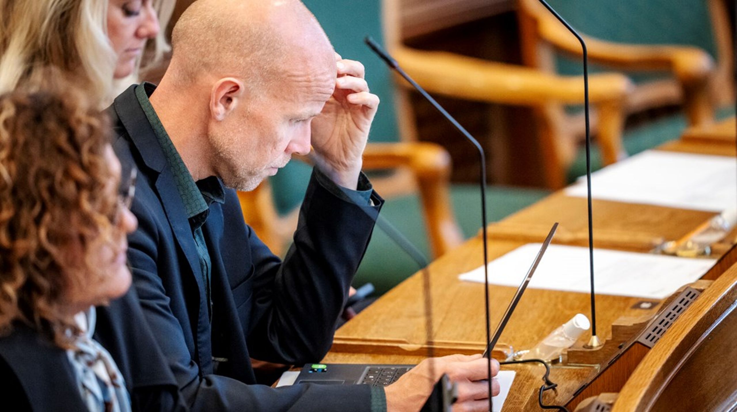 "Hvis ikke jeg havde våbenproducenternes lobbyister, så ville jeg aldrig kunne få den nødvendige faglige indsigt," forklarer Carsten Bach (LA).