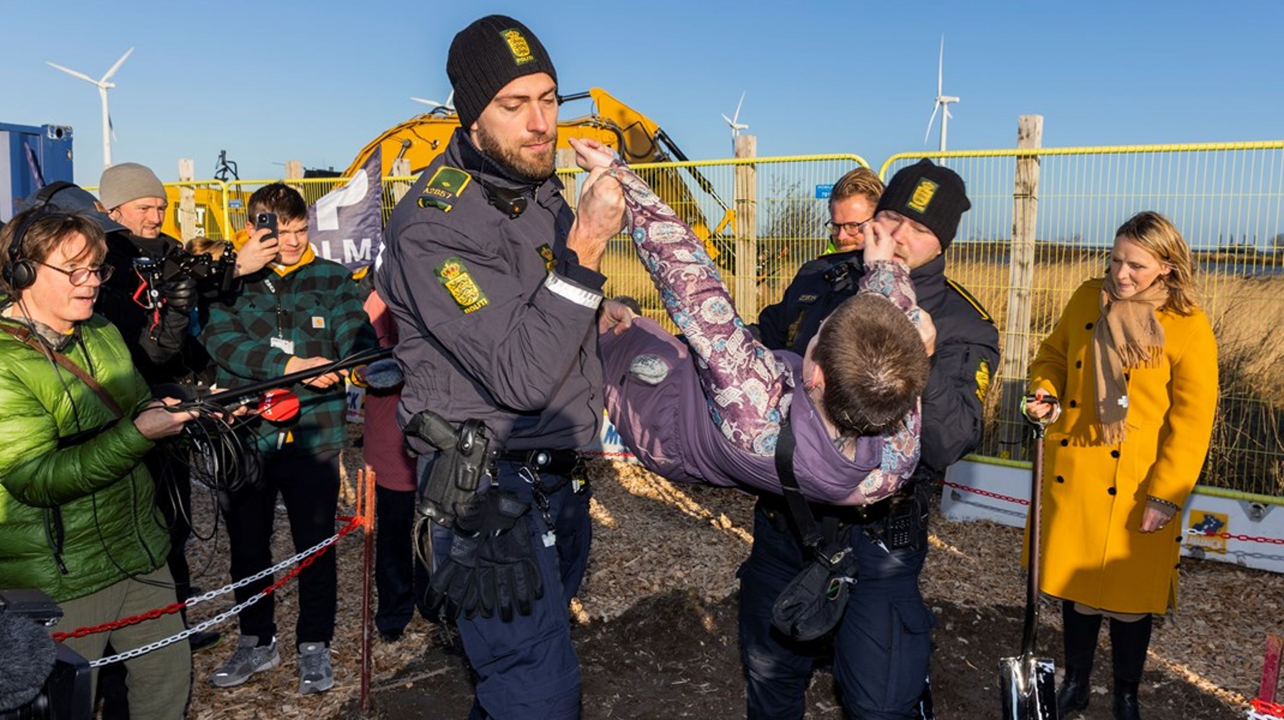 En politibetjent løfter en aktivist væk under første spadestik til byggeriet af Lynetteholm.&nbsp;