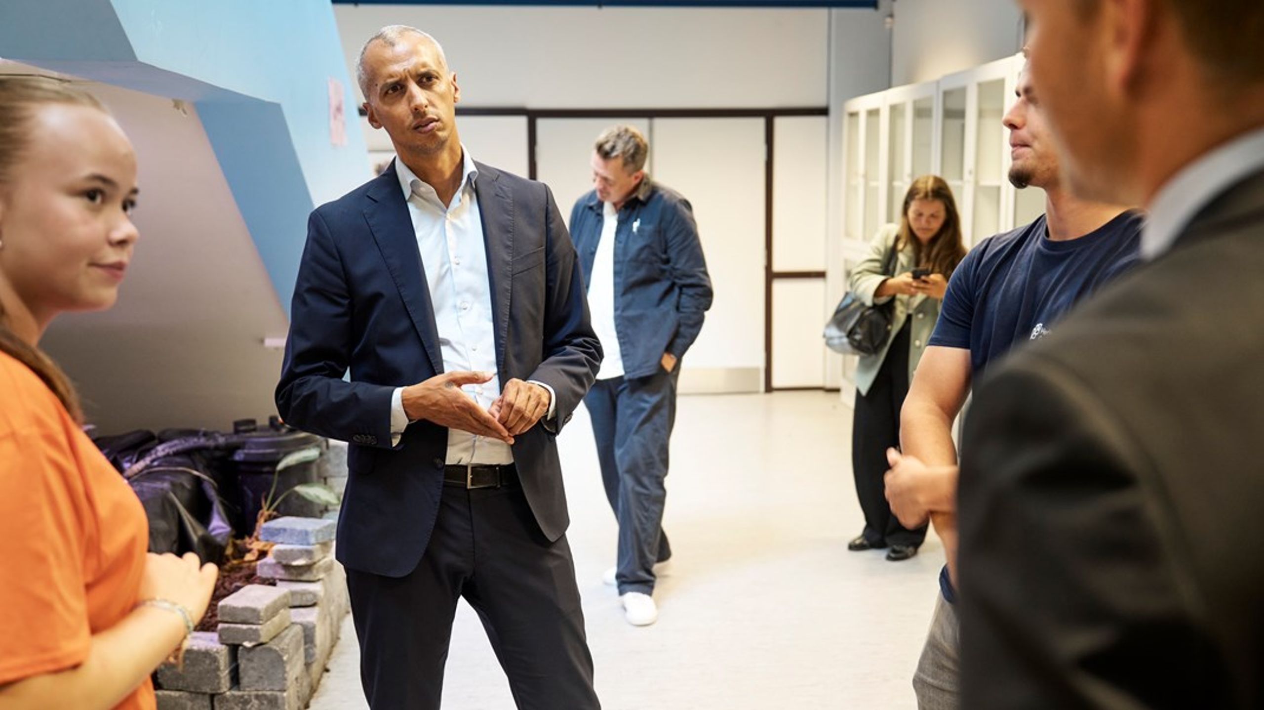Mattias Tesfaye på besøg på&nbsp;Herlev Gymnasium og HF, som på grund af faldende søgetal var ét af i alt seks gymnasier, der i skoleåret 2022/2023 ikke måtte optage elever.