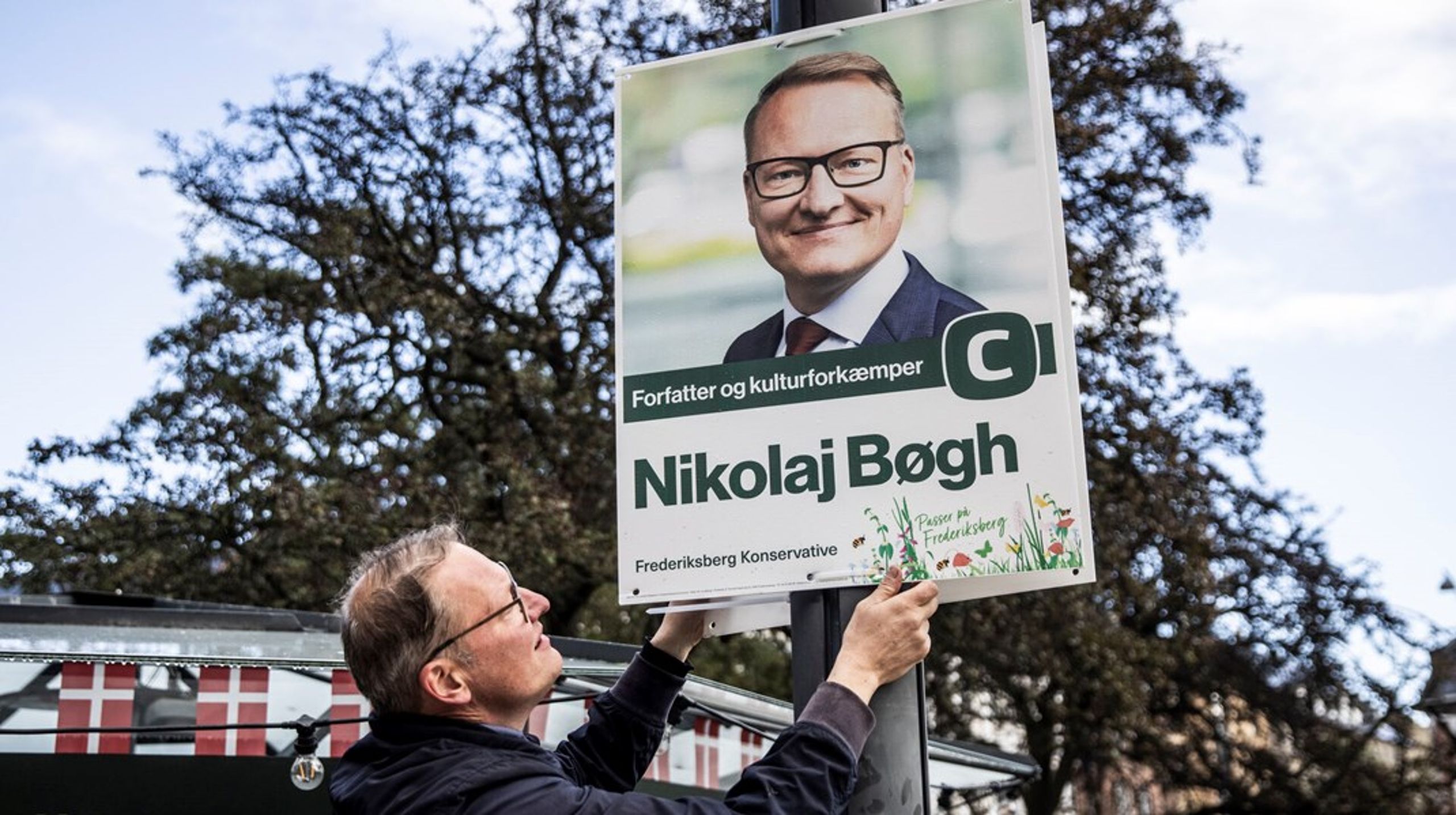 Minds seks ansatte i lobbybureauer blev valgt til en kommunalbestyrelse eller regionsråd ved valget den 18. november. En enkelt stopper, de øvrige fortsætter, herunder Nikolaj Bøgh (K) der er rådmand i Frederiksberg Kommune.