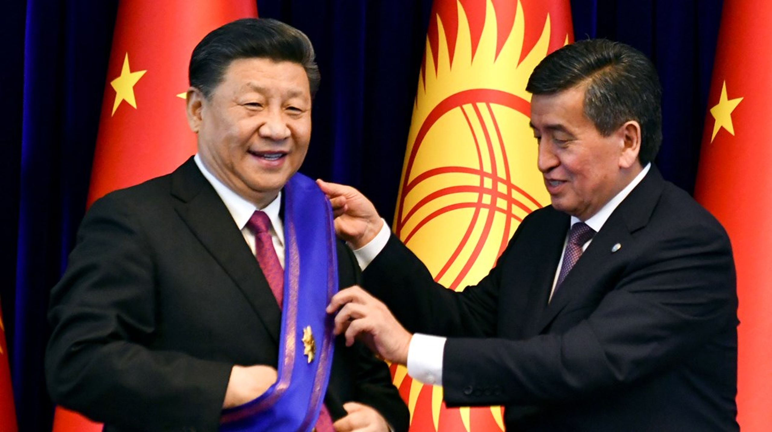 Kinesisk præsident Xi Jinping bliver tildelt&nbsp;Kirgisistans højeste orden, Manas, i 2019.