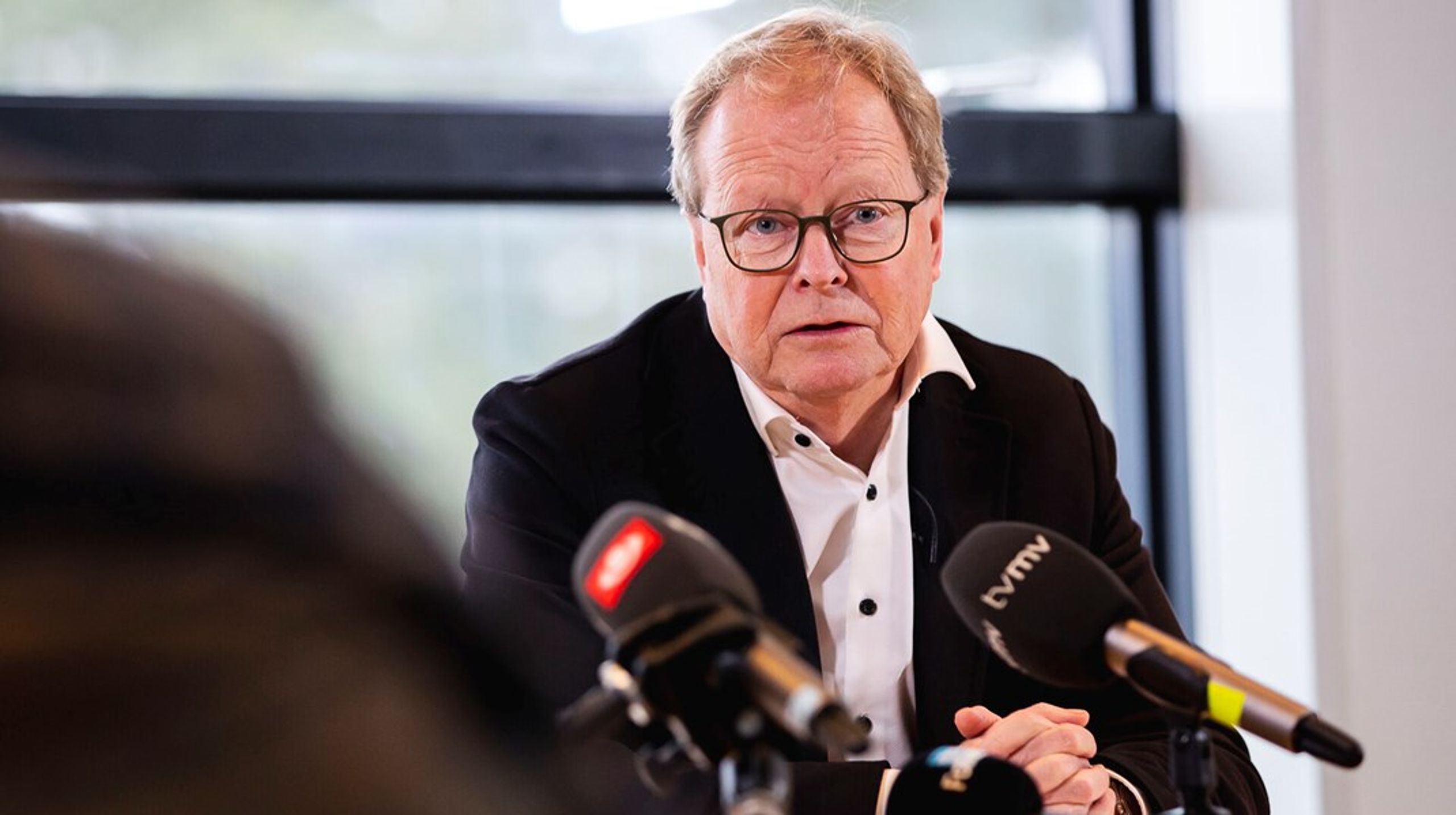 I alle sine seks år som formand for KL's socialudvalg har Viborg-borgmester Ulrik Wilbek (V) arbejdet for at få gennemført lovændringer og andre tiltag, som skal gøre det muligt at bremse de stigende udgifter på socialområdet. Nu skal helt afgørende ændringer på botilbudsområdet gennemføres. Håber han.