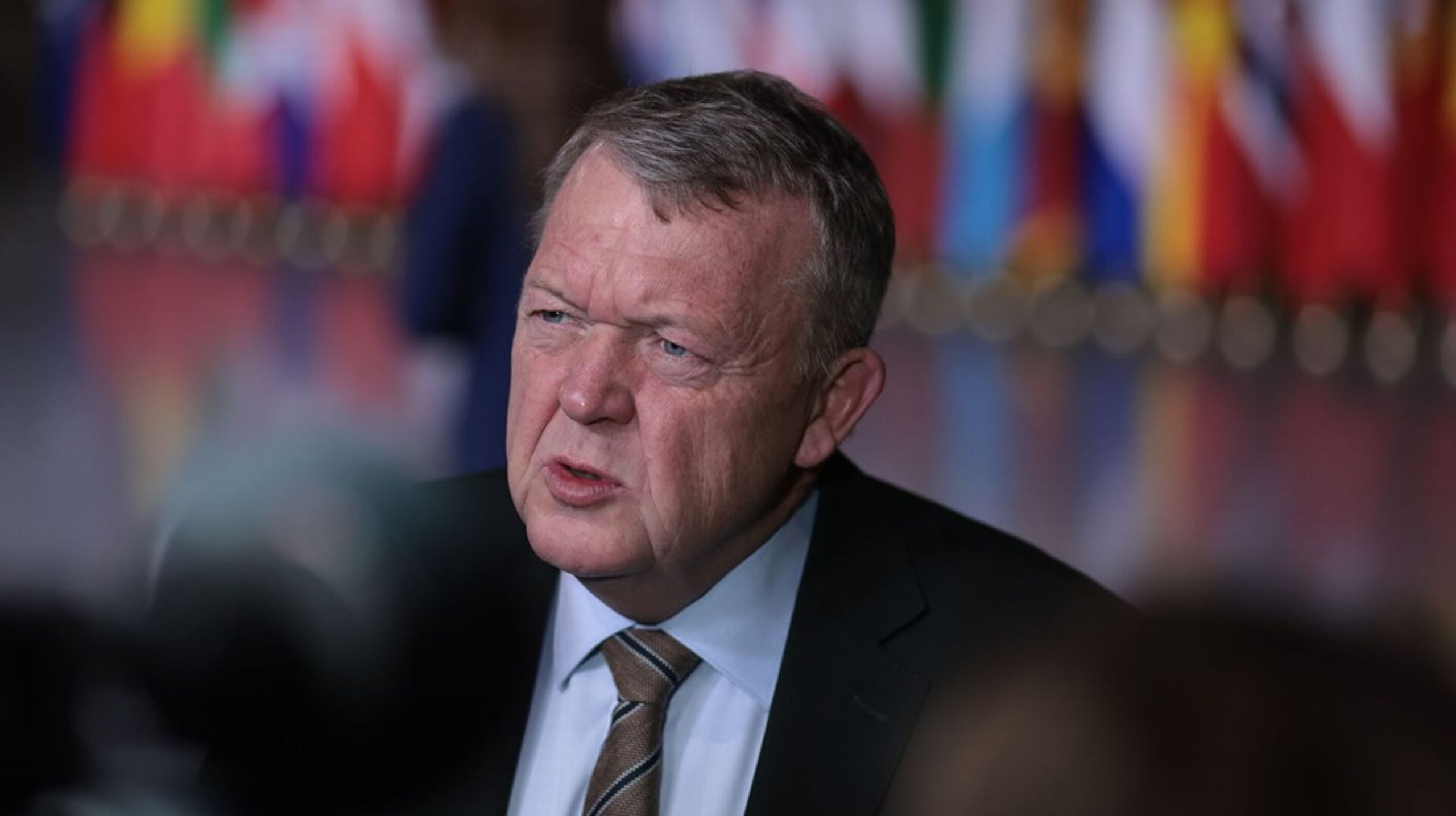 "Det har været en høj prioritet for det danske formandskab at presse det her frem til en beslutning. Vi har ønsket en debat, hvor ingen kunne skjule sig," sagde udenrigsminister Lars Løkke Rasmussen (M), da han under et møde i Nato fik nyheden om EU's nye forslag om milliardlån til Ukraine i 2026-2027.