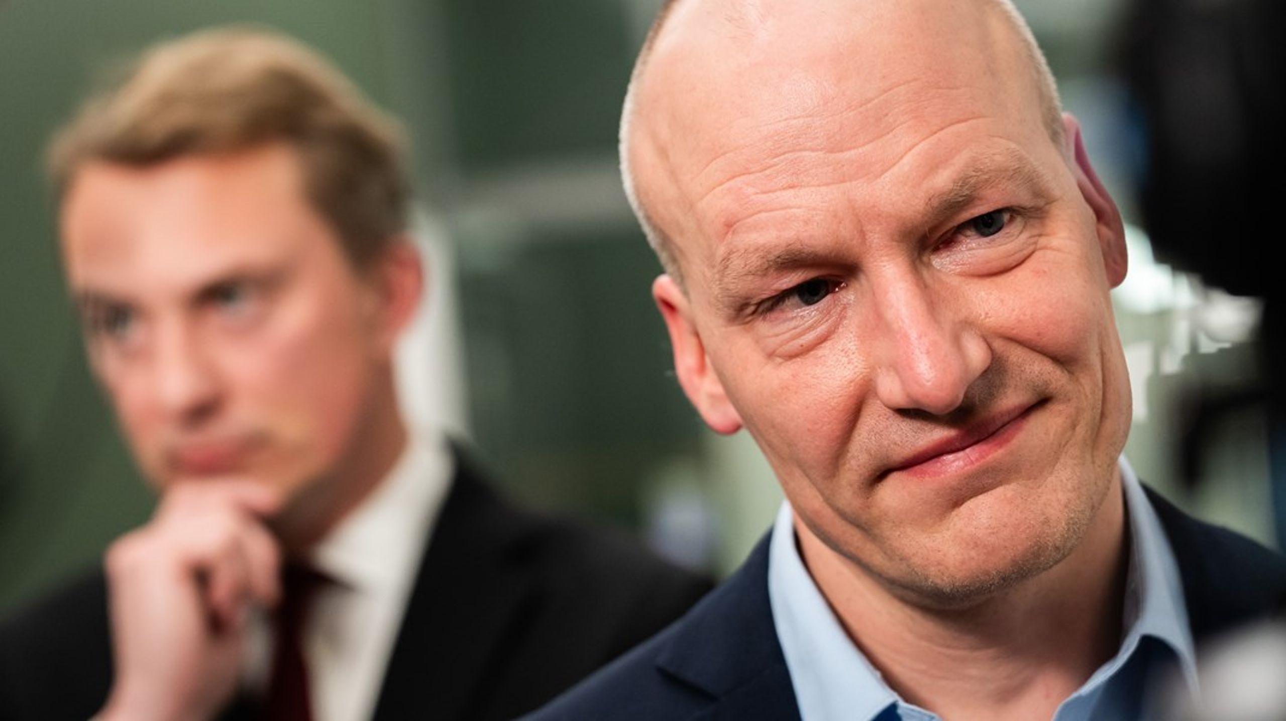 Hvorfor skal kritik af krigsretorik og velfærdsnedslidning nu komme fra højre, fra uafhængige eksperter og fra Socialdemokratiets egne bekymrede røster og ikke fra den venstrefløj, der historisk har stået for fred, social retfærdighed og omfordeling, skriver&nbsp;Ali Hansen.