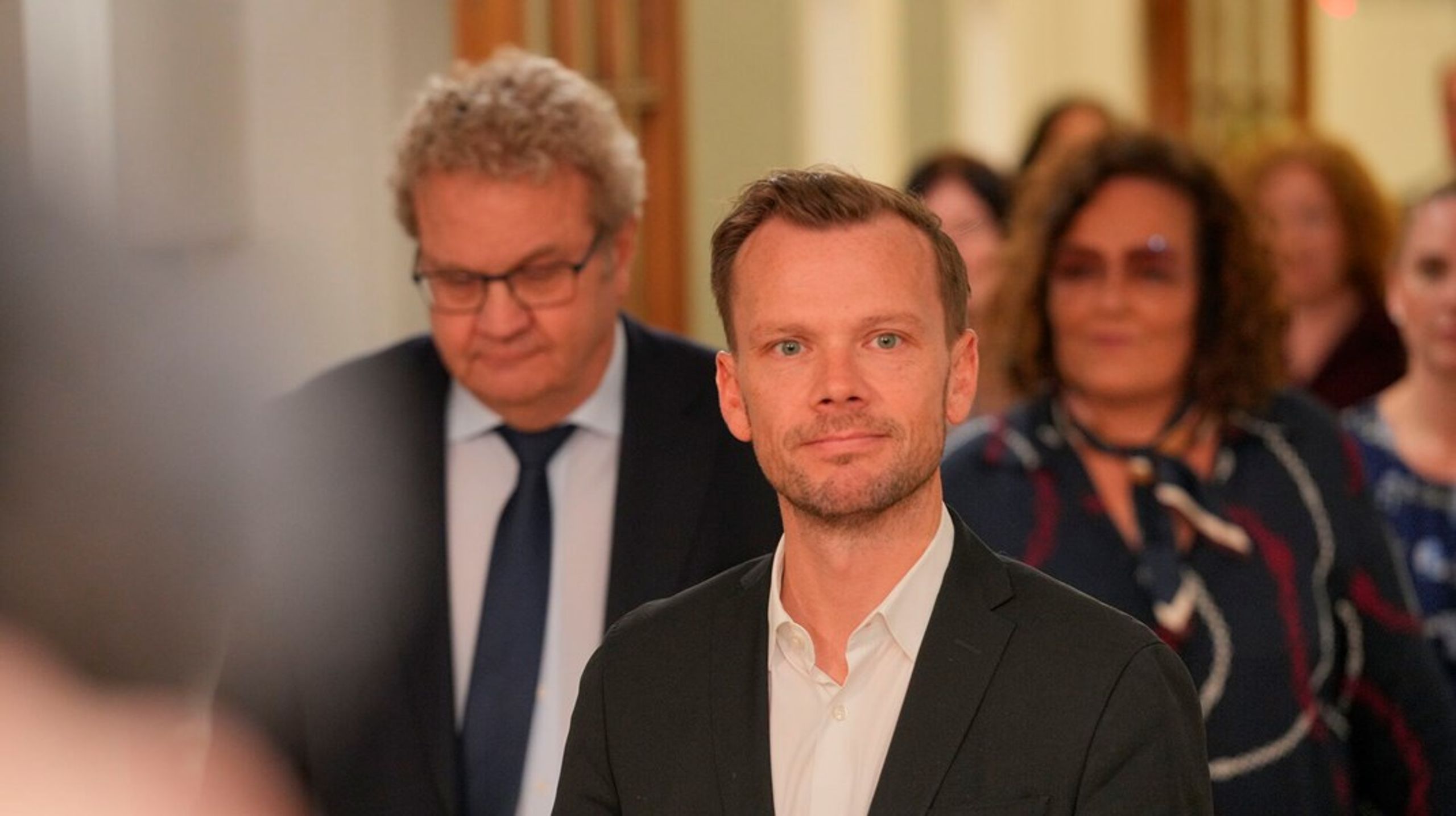 Det er helt oplagt en stor sejr for Hummelgaard. Han har vist sig som en dygtig forhandler, der først fik en bred straffelovsreform hjem og nu et utrolig bredt politiforlig, siger Altinget politiske kommentator, Erik Holstein.
