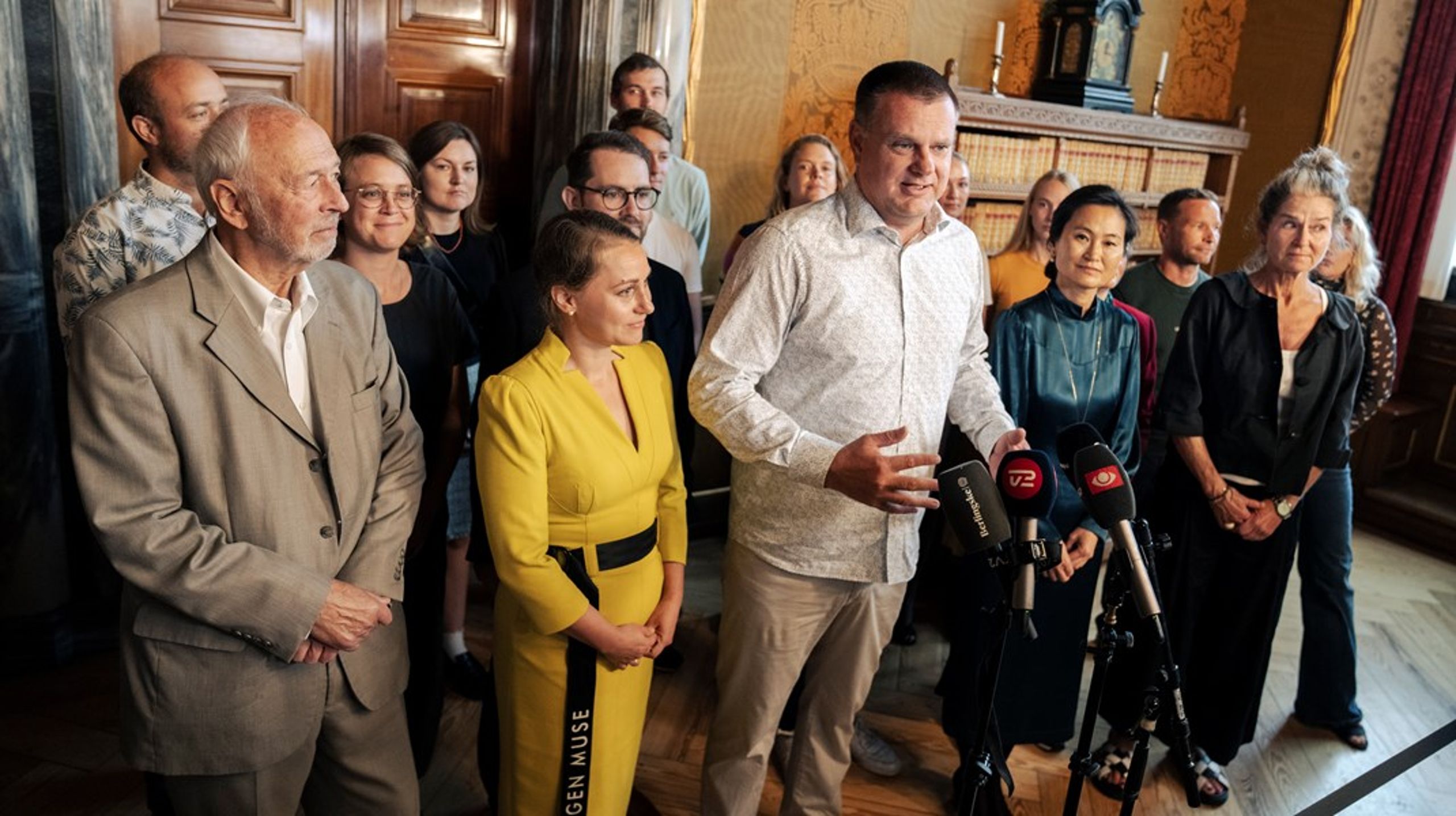 Lars Weiss flankeret af SF's kommende overborgmester Sisse Marie Welling og afgående kultur- og fritidsborgmester, Mia Nyegaard ved præsentationen af budgetaftalen for 2025.&nbsp;