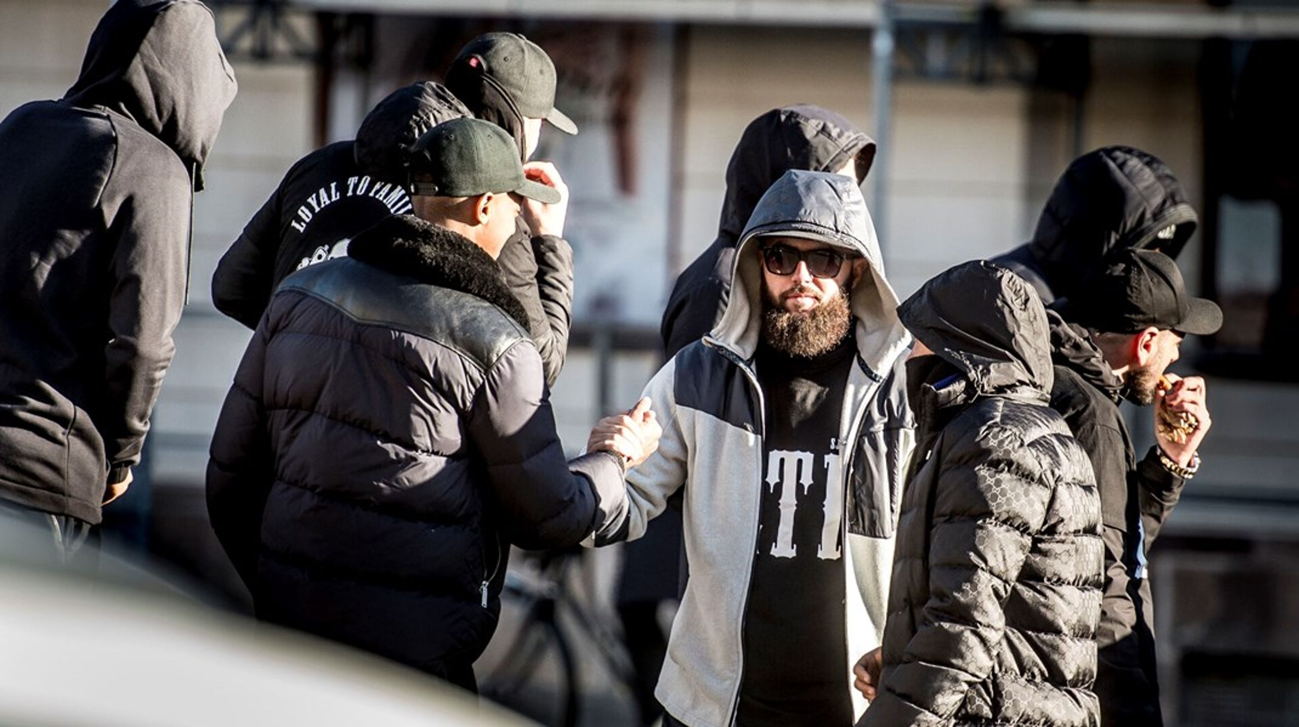 Medlemmer af indvandrerbanden Loyal to Familia foran retten. Banden er nu forbudt, men eksisterer stadig under jorden.&nbsp;Scanpix Danmark Stf/Ritzau Scanpix