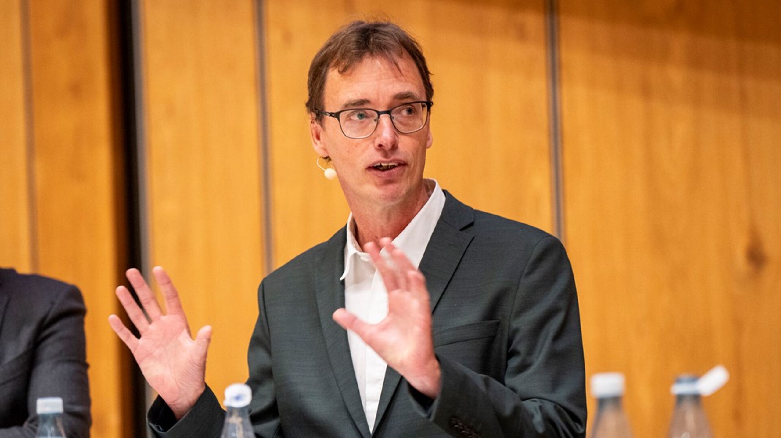 Peter Lodahl er er professor og vice-centerleder for Danmarks Grundforskningsfond Center for Hybrid Quantum Networks (Hy-Q), Niels Bohr Instituttet ved Københavns Universitet samt leder af Solid-Q, et Novo Nordisk Fond Challenge Programme.