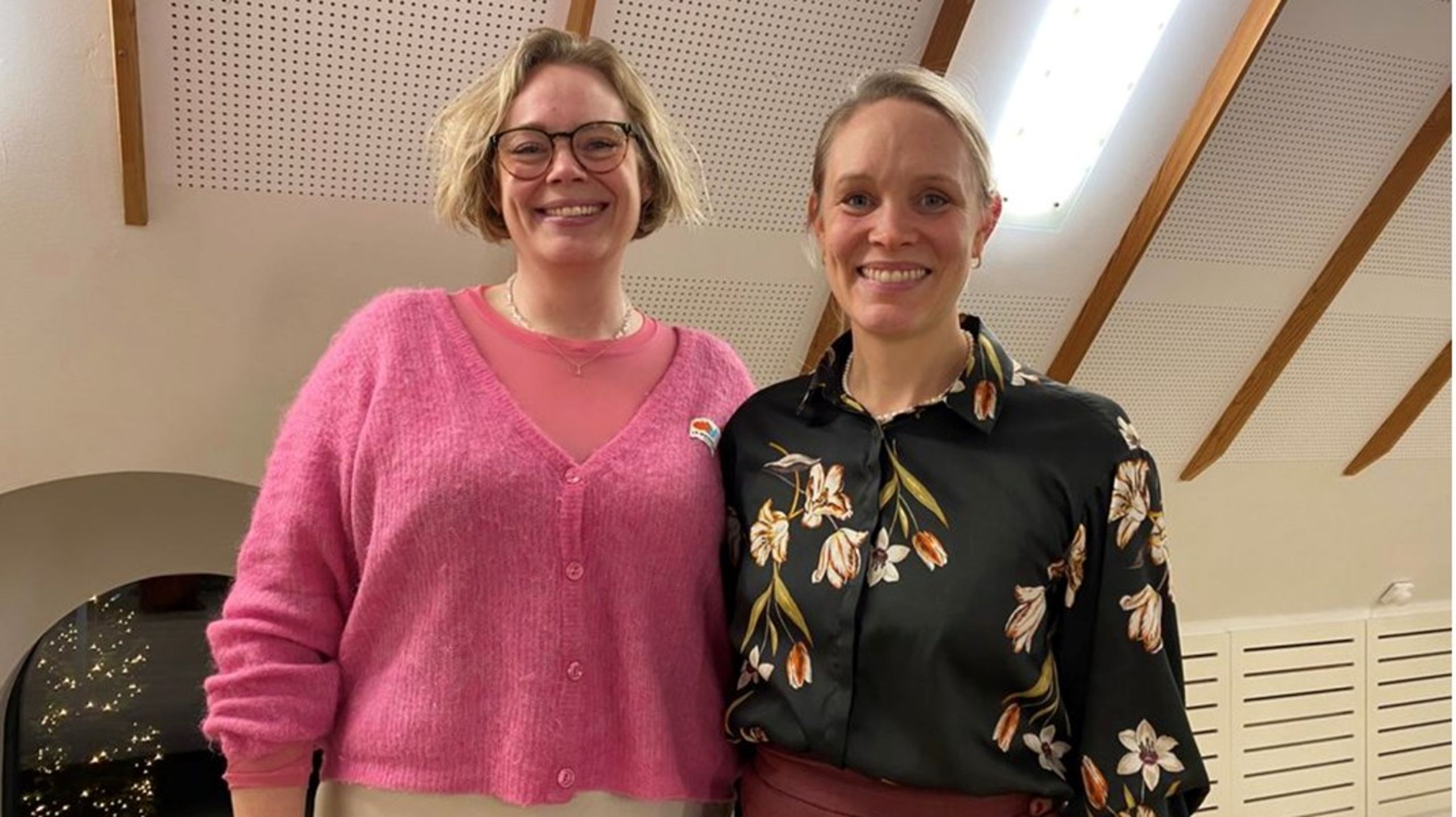 Til venstre ses afgående formand Josephine Duevang Rathenborg, der giver stafetten&nbsp;videre til Mette Juul Kristoffersen, som står til højre.